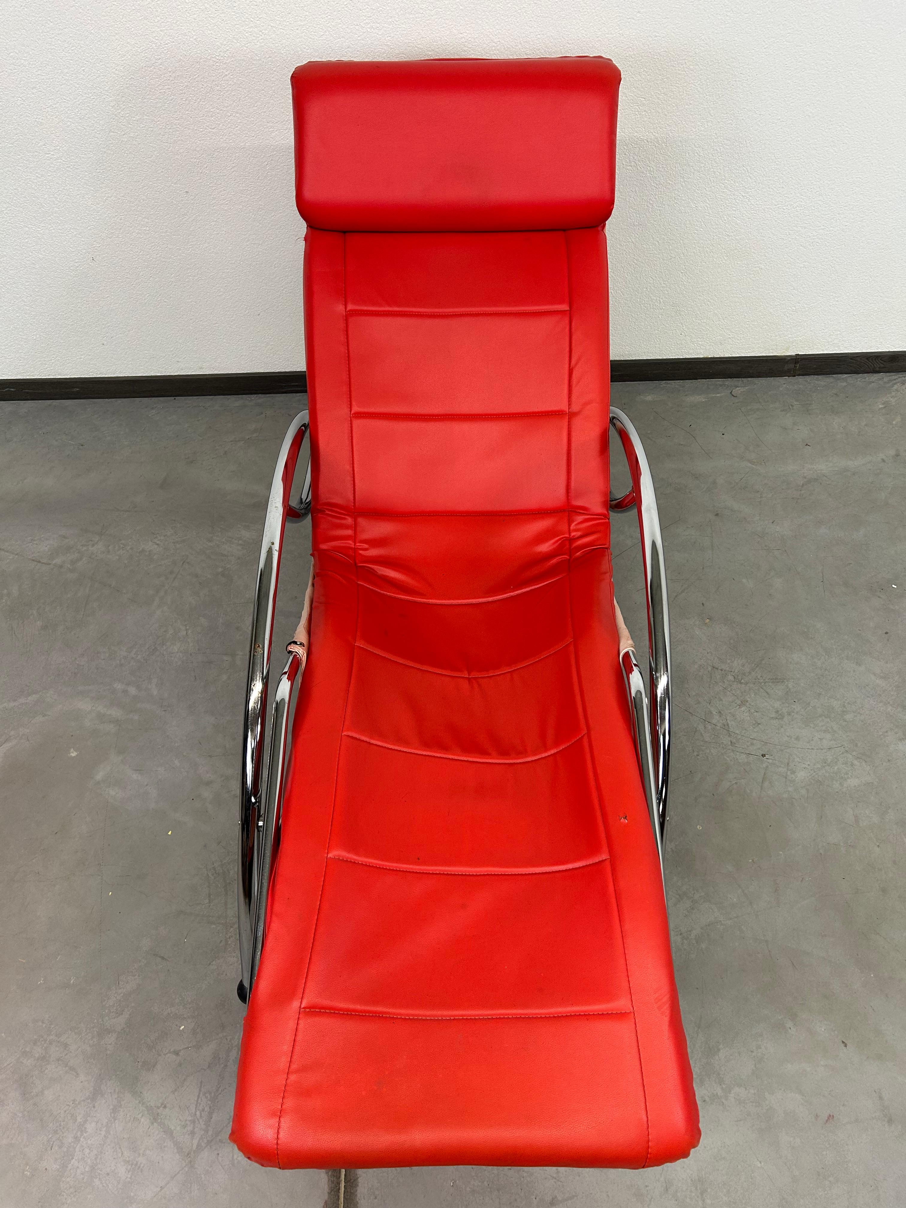 Sedia da salotto rossa in stile mid-century modern in vendita 1