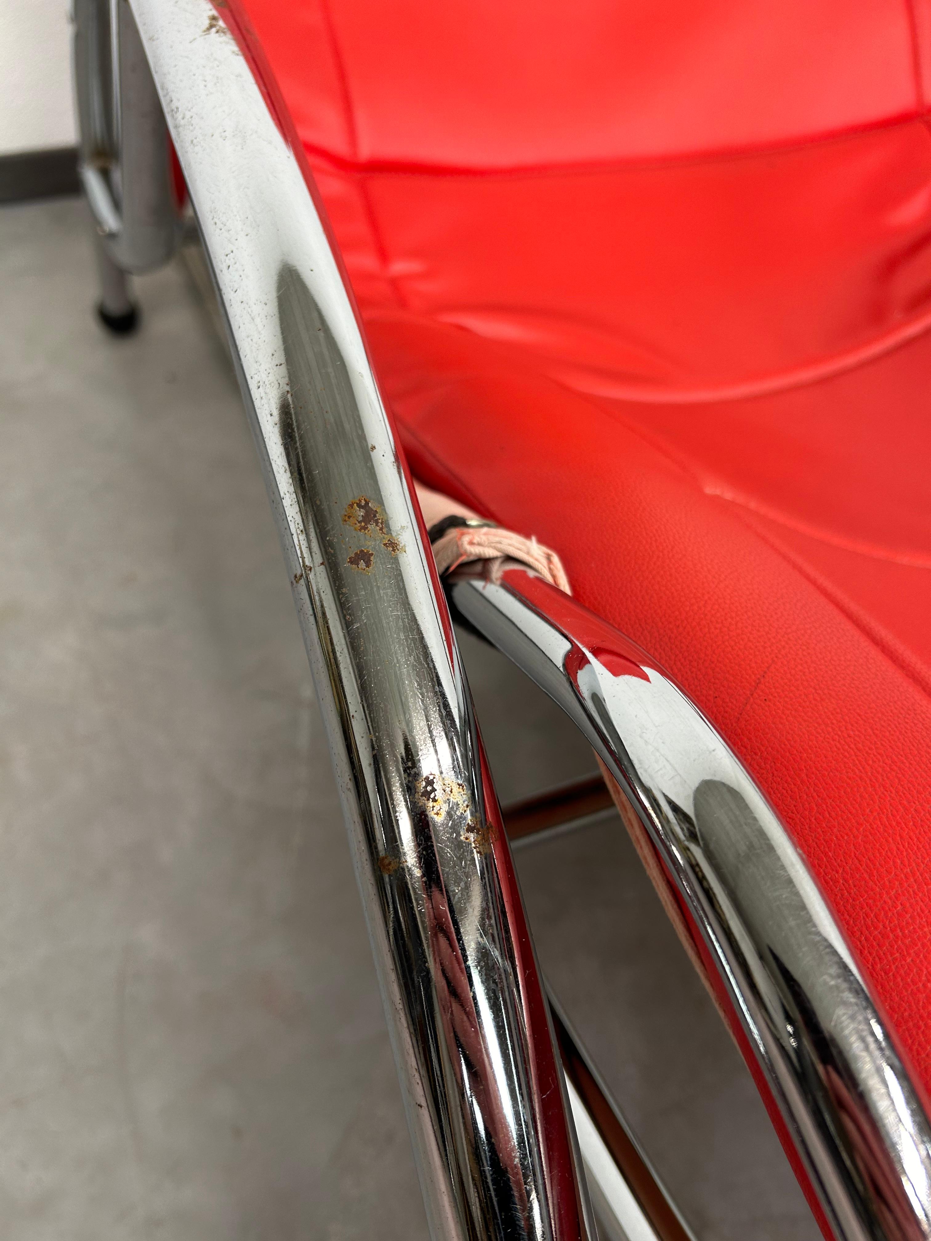 Sedia da salotto rossa in stile mid-century modern in vendita 2