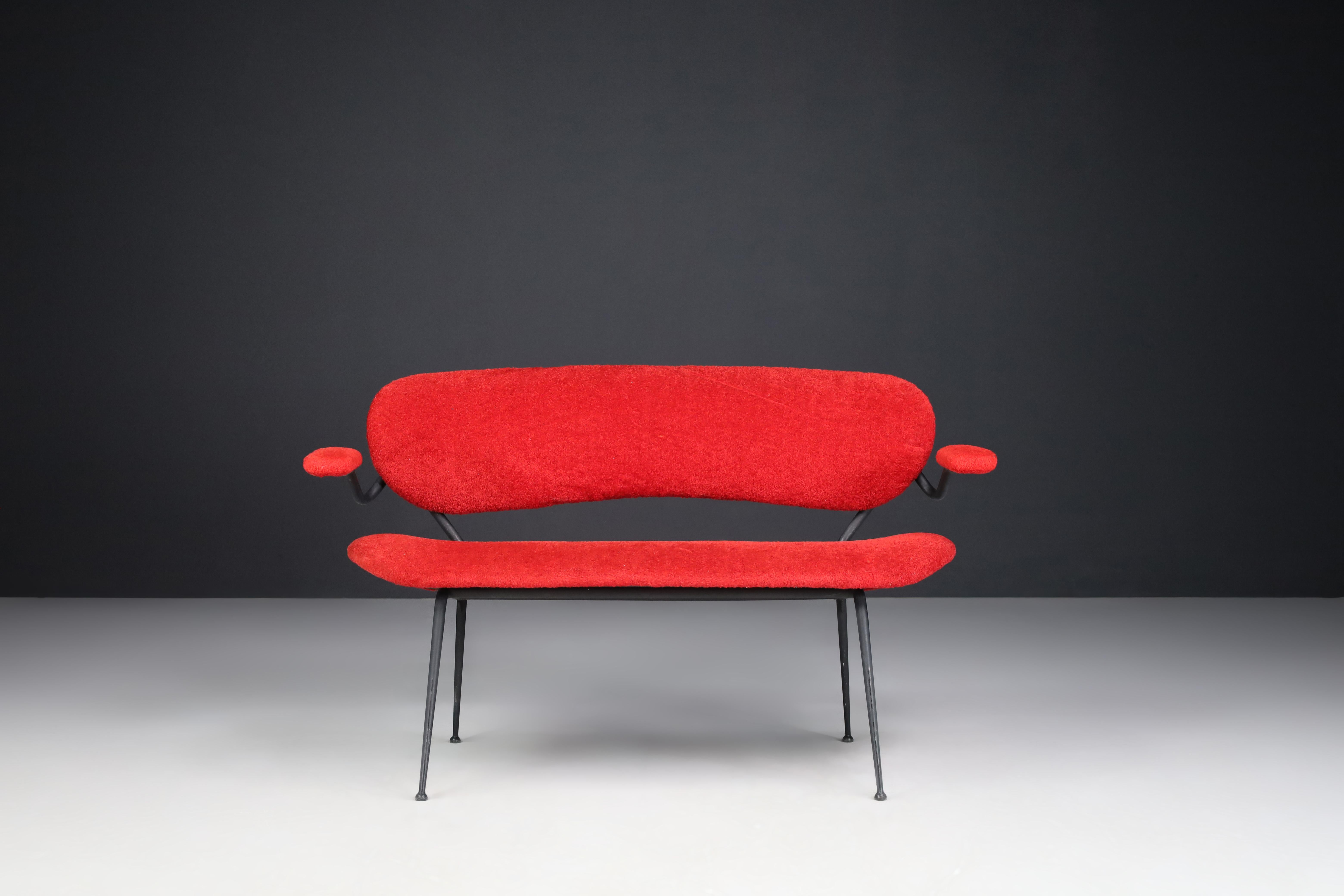 Rotes Sofa/Bank der Jahrhundertmitte von Gastone Rinaldi, Italien 1960er Jahre 
 
Gastone Rinaldi entwarf dieses schöne und kultige Sofa 1954 in Italien. Die Form des Sofas ist skulptural, einzigartig und elegant. Die Beine des Sofas sind sehr