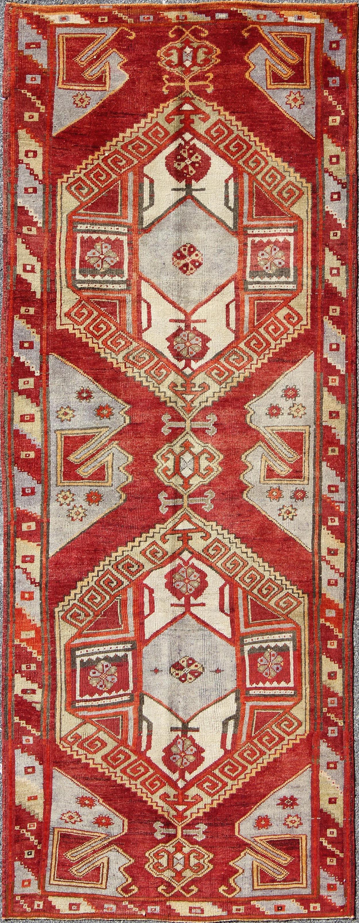 Roter türkischer Oushak-Teppich aus der Mitte des Jahrhunderts mit geometrischen zwei Medaillons im Angebot 1