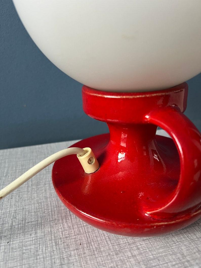 Lampe de table en céramique rouge d'Allemagne de l'Ouest du milieu du siècle dernier avec abat-jour en verre opalin blanc Excellent état - En vente à ROTTERDAM, ZH