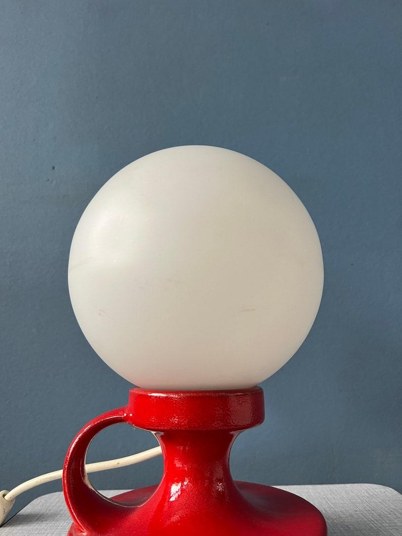 20ième siècle Lampe de table en céramique rouge d'Allemagne de l'Ouest du milieu du siècle dernier avec abat-jour en verre opalin blanc en vente