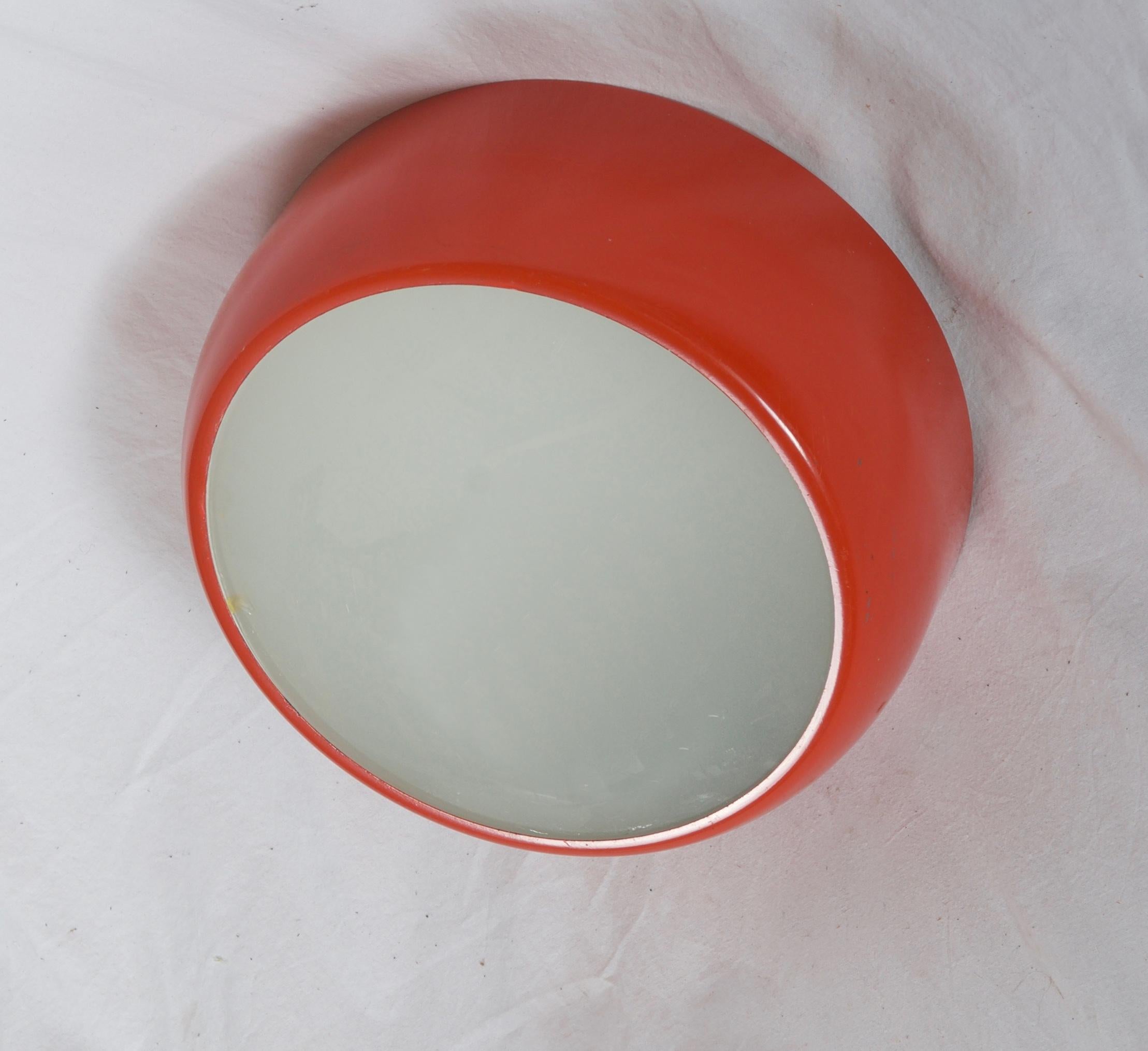 Marco de acero lacado provisto de una toma de porcelana E27 y frontal de cristal opalino. Fabricado por Napako a finales de los años 50.

 