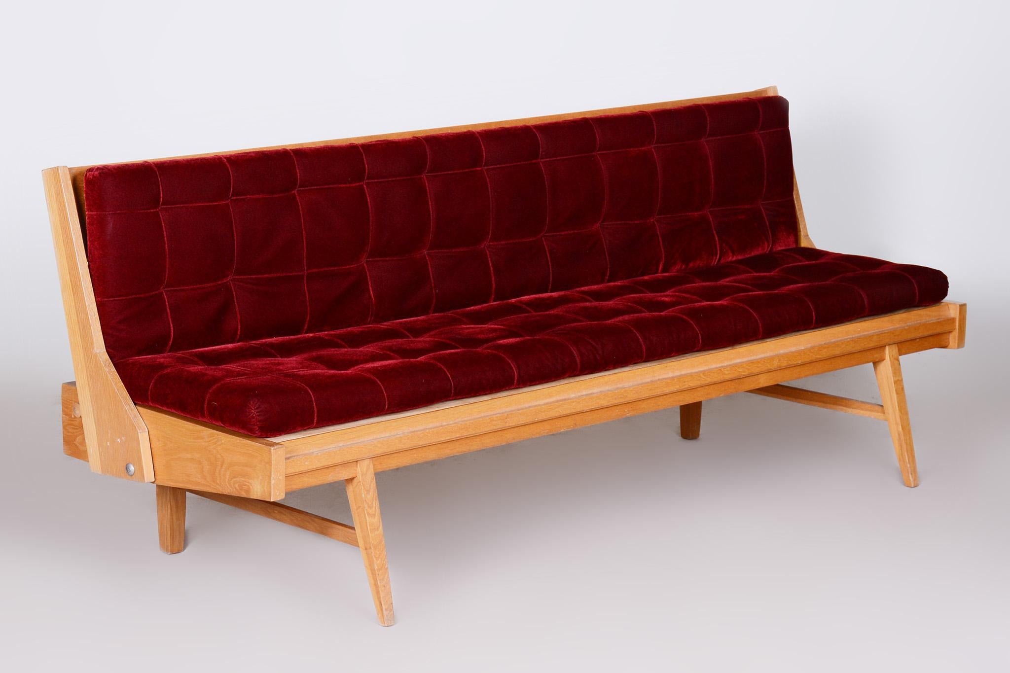 Red Mid-Century Modern Oak Sofa, 1950s, Original Well Preserved Upholstery For Sale 4