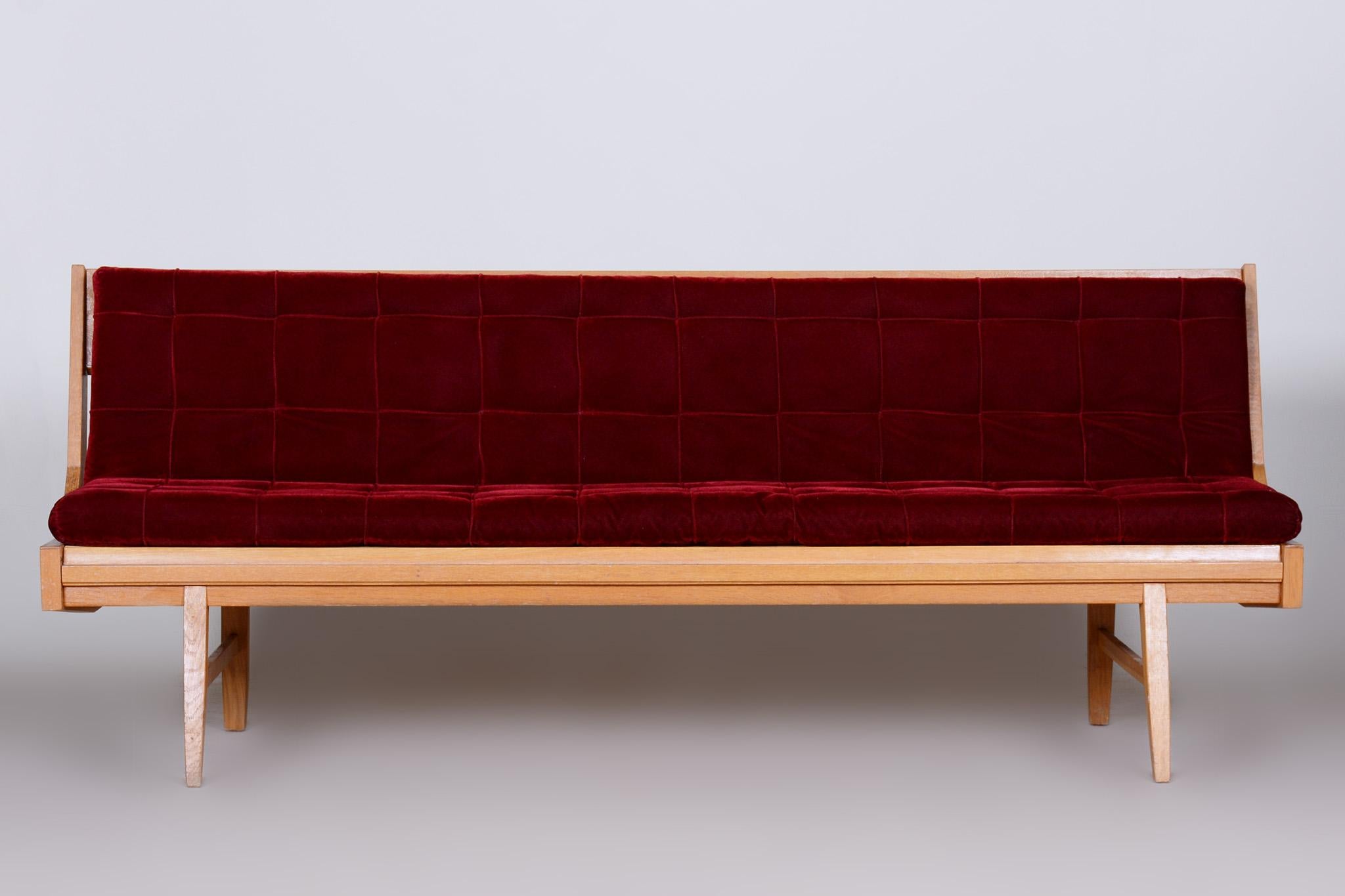 Red Mid-Century Modern Oak Sofa, 1950s, Original Well Preserved Upholstery In Good Condition For Sale In Horomerice, CZ