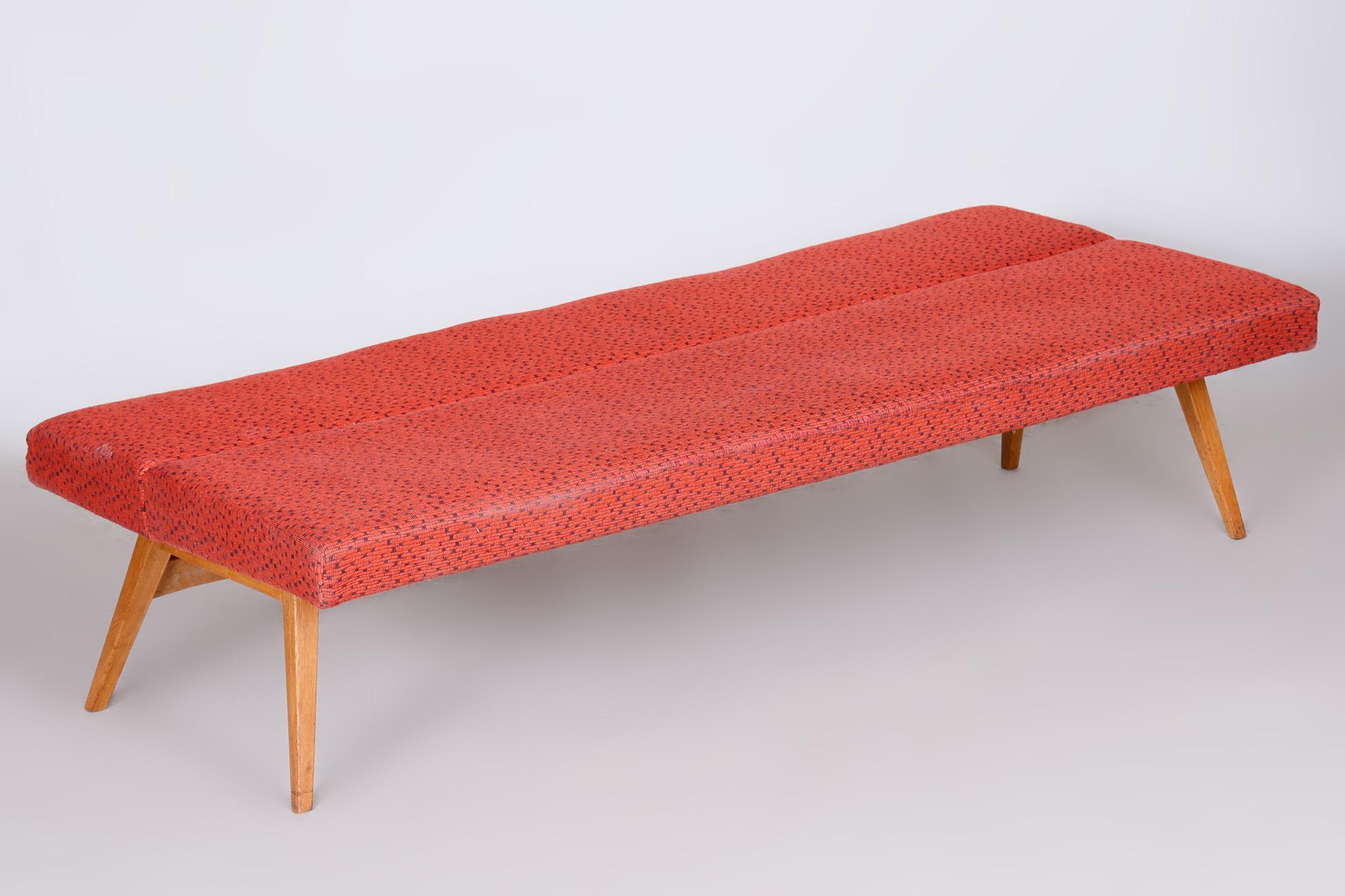 Red Midcentury Modern Oak Sofa, 1950s, Original well preserved upholstery In Good Condition For Sale In Horomerice, CZ
