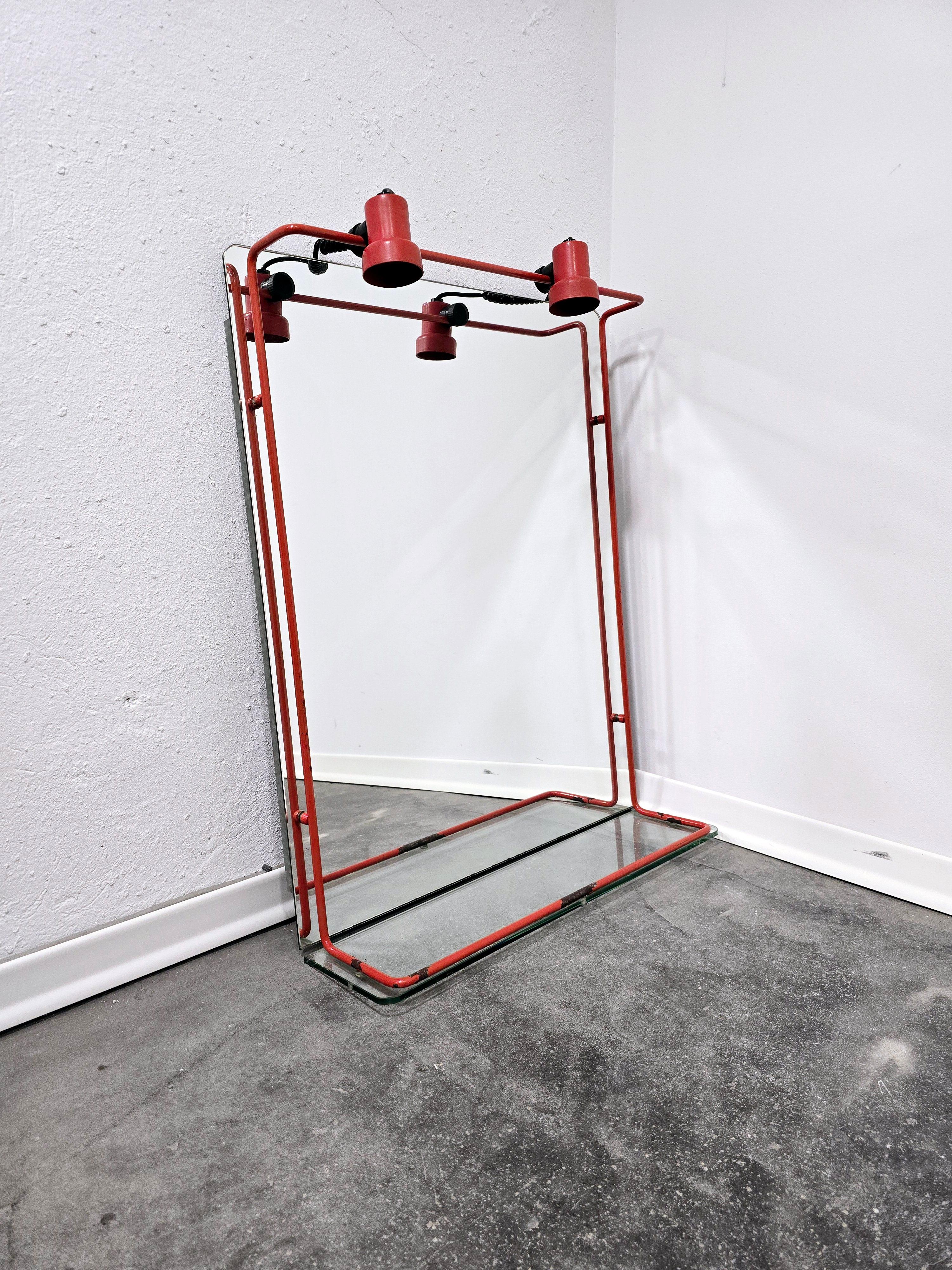 Grande specchio di colore rosso con ripiano in vetro anni '70.

Pezzo vintage di bellissimo design con struttura in acciaio di colore rosso.

Due luci completamente regolabili in ogni direzione.

Ritrovamento posteriore con bella patina e grande
