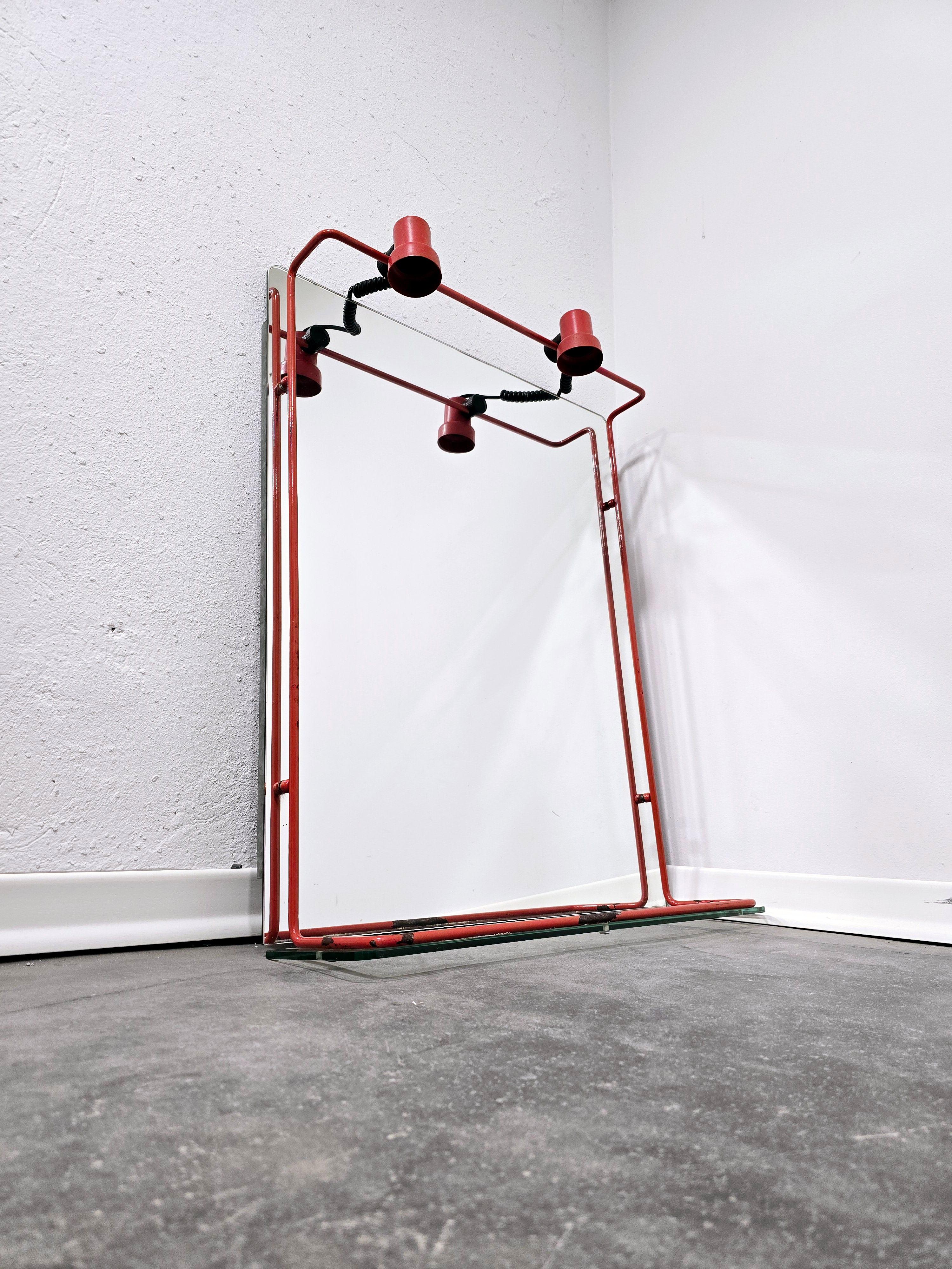 Mid-Century moderno Specchio rosso anni '70 in vendita