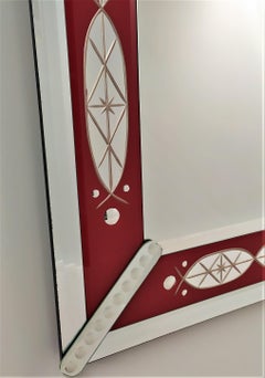 Miroir rouge de Fratelli Tosi, en verre de Murano, fabriqué à la main en Italie