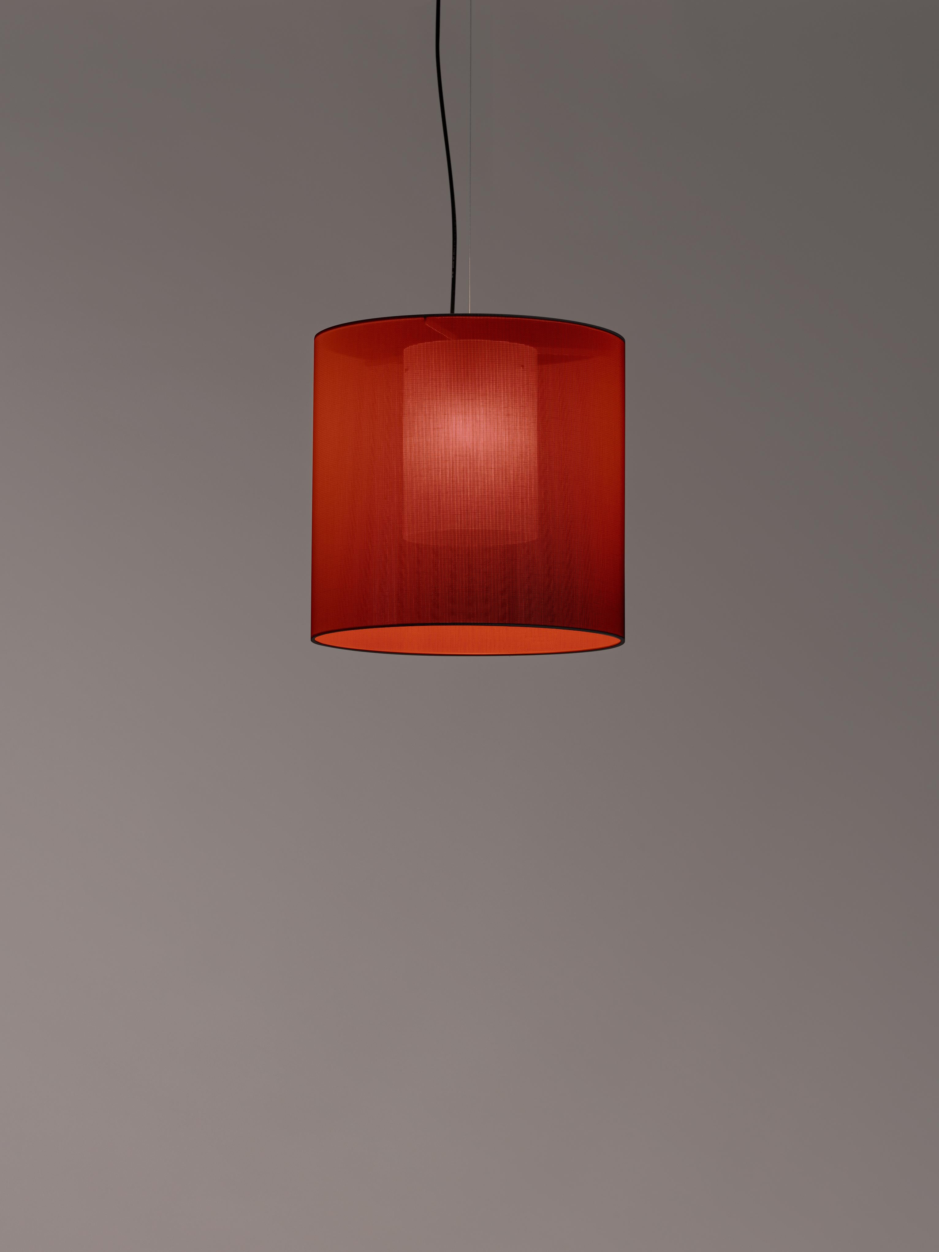 Red moaré M pendant lamp by Antoni Arola
Dimensions: D 46 x H 45 cm
Materials: Metal, polyester.
Available in other colors and sizes.

Moaré’s multiple combinations of formats and colours make it highly versatile. The series takes its name from