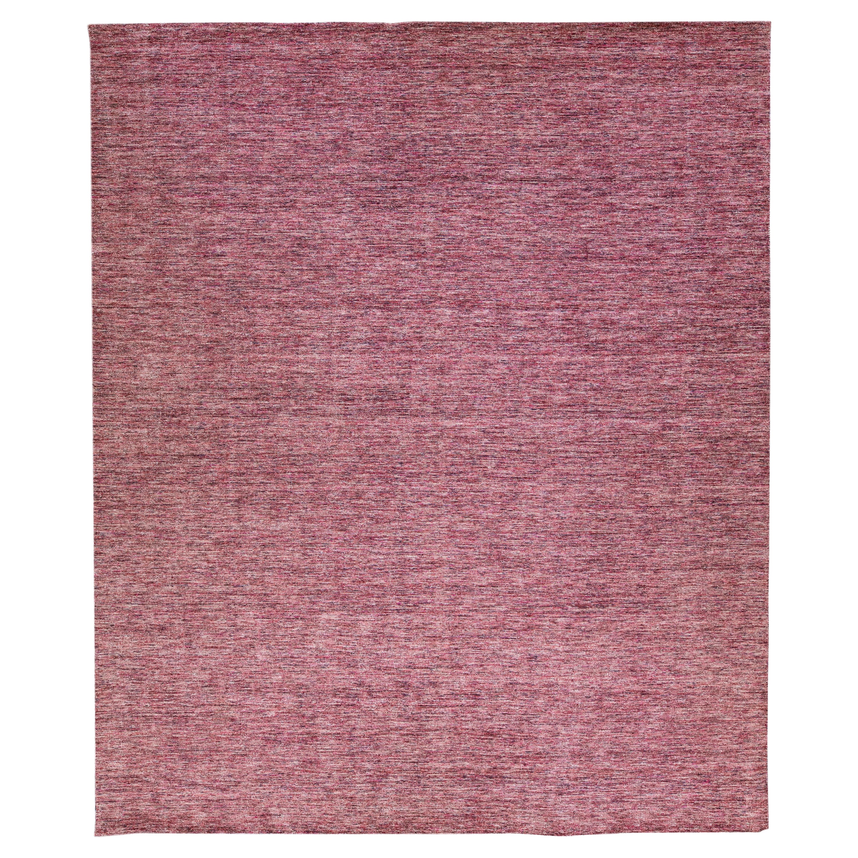 Roter moderner Apadana's Groove Bambus/Seide Handgefertigter Oversize-Teppich in Rot
