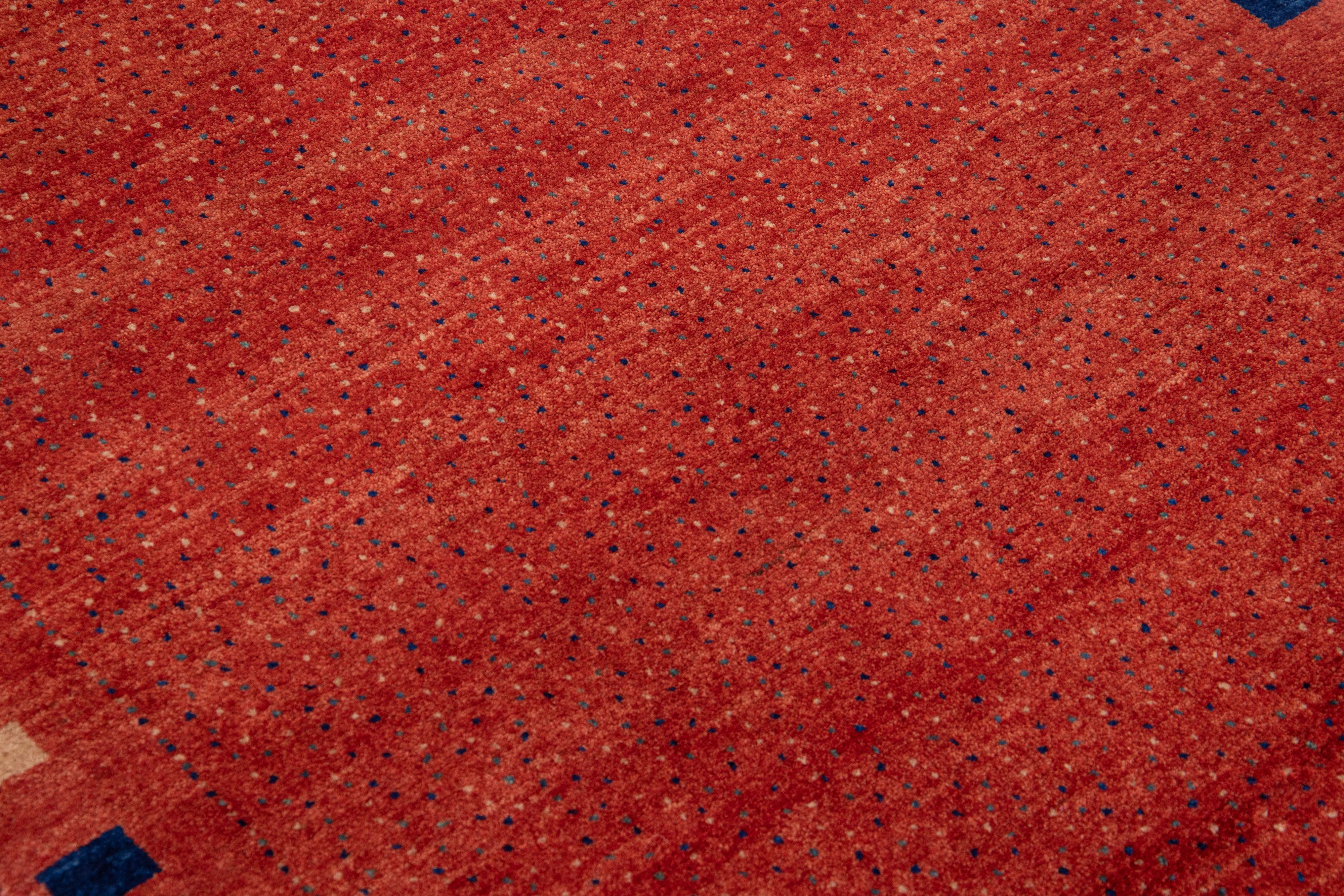 Roter moderner Gabbeh handgefertigter persischer Wollteppich mit Allover-Design im Angebot 1