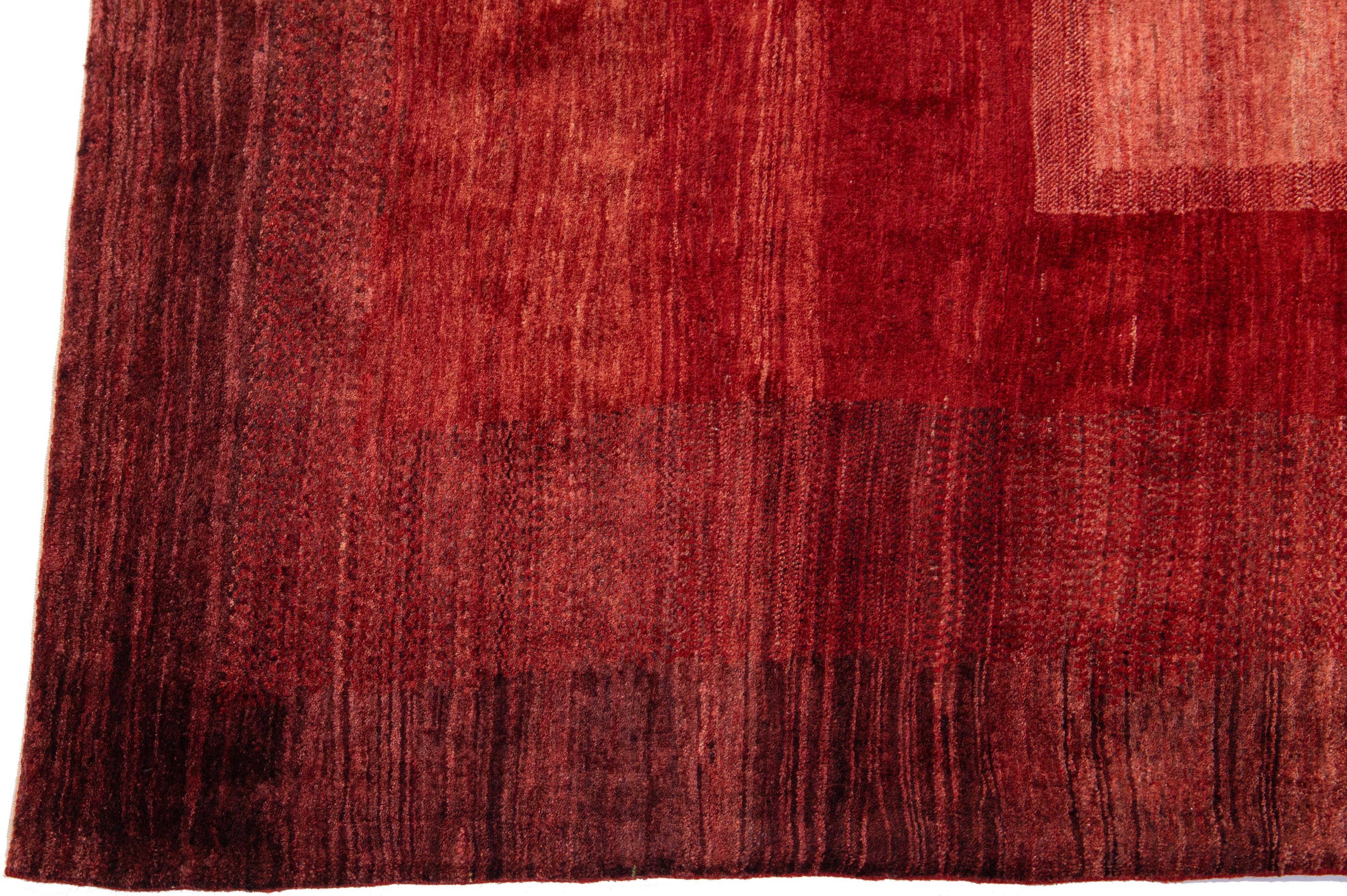 Moderner persischer Gabbeh handgefertigter geometrischer Wollteppich in Rot (Indisch) im Angebot