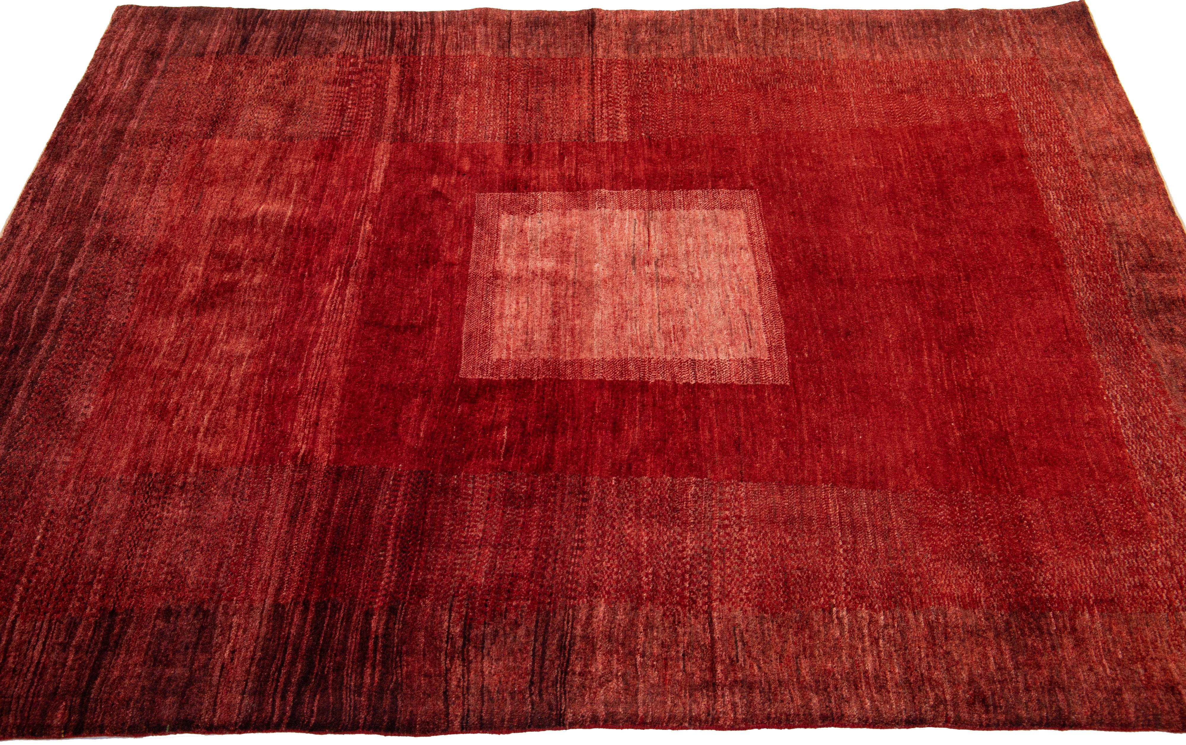 Moderner persischer Gabbeh handgefertigter geometrischer Wollteppich in Rot (Handgewebt) im Angebot