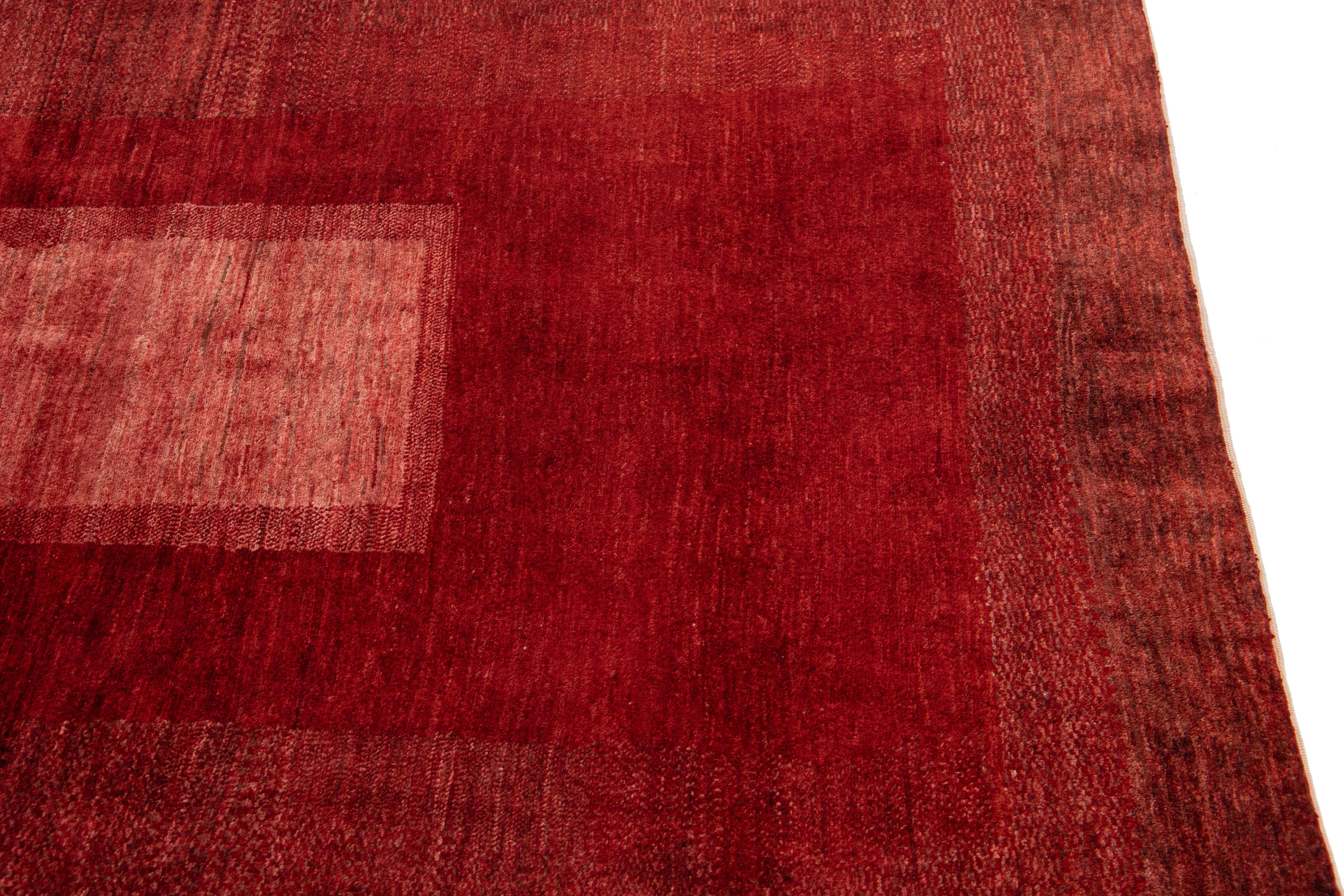Moderner persischer Gabbeh handgefertigter geometrischer Wollteppich in Rot (Wolle) im Angebot