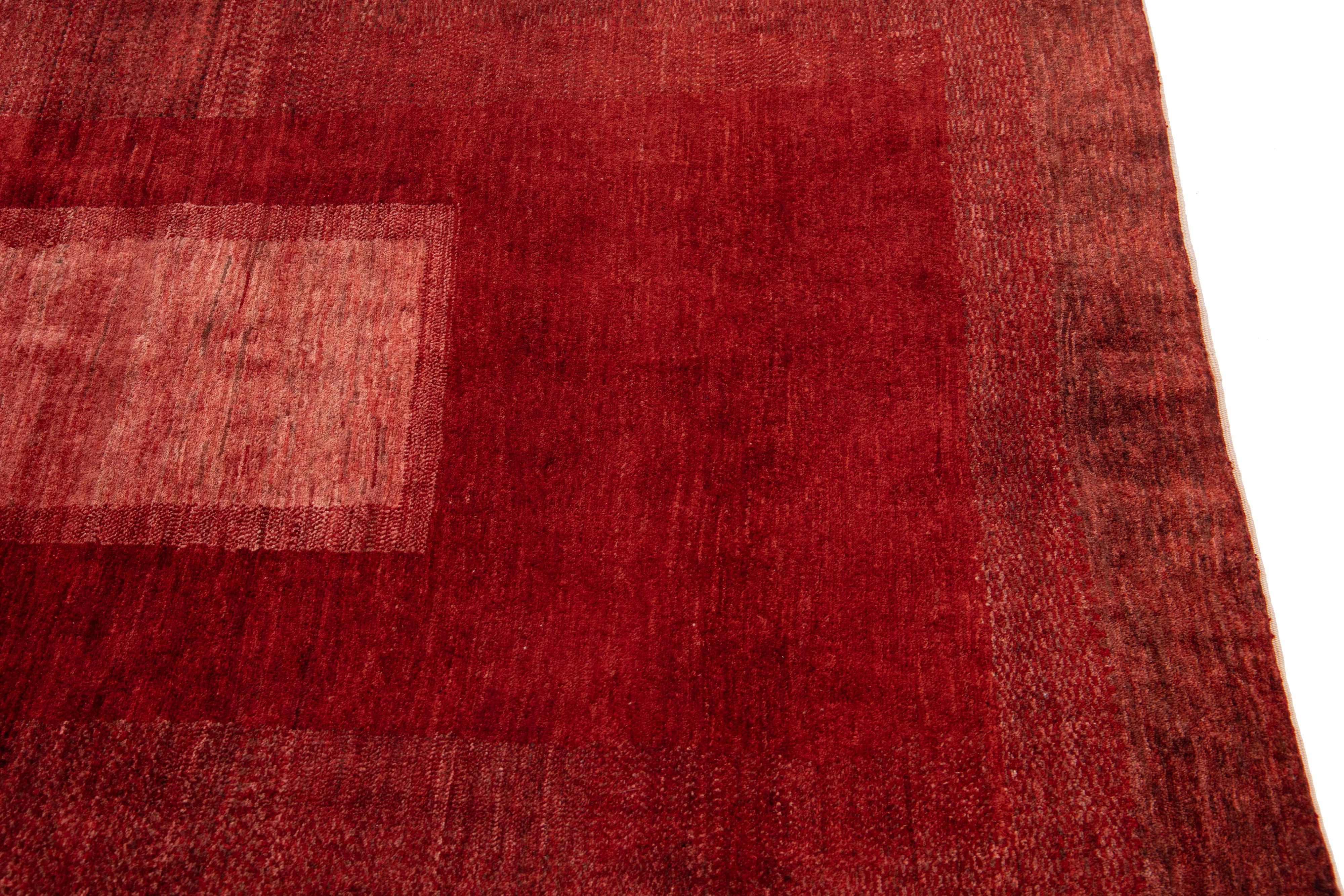 XXIe siècle et contemporain Tapis persan moderne Gabbeh rouge en laine géométrique fait à la main en vente