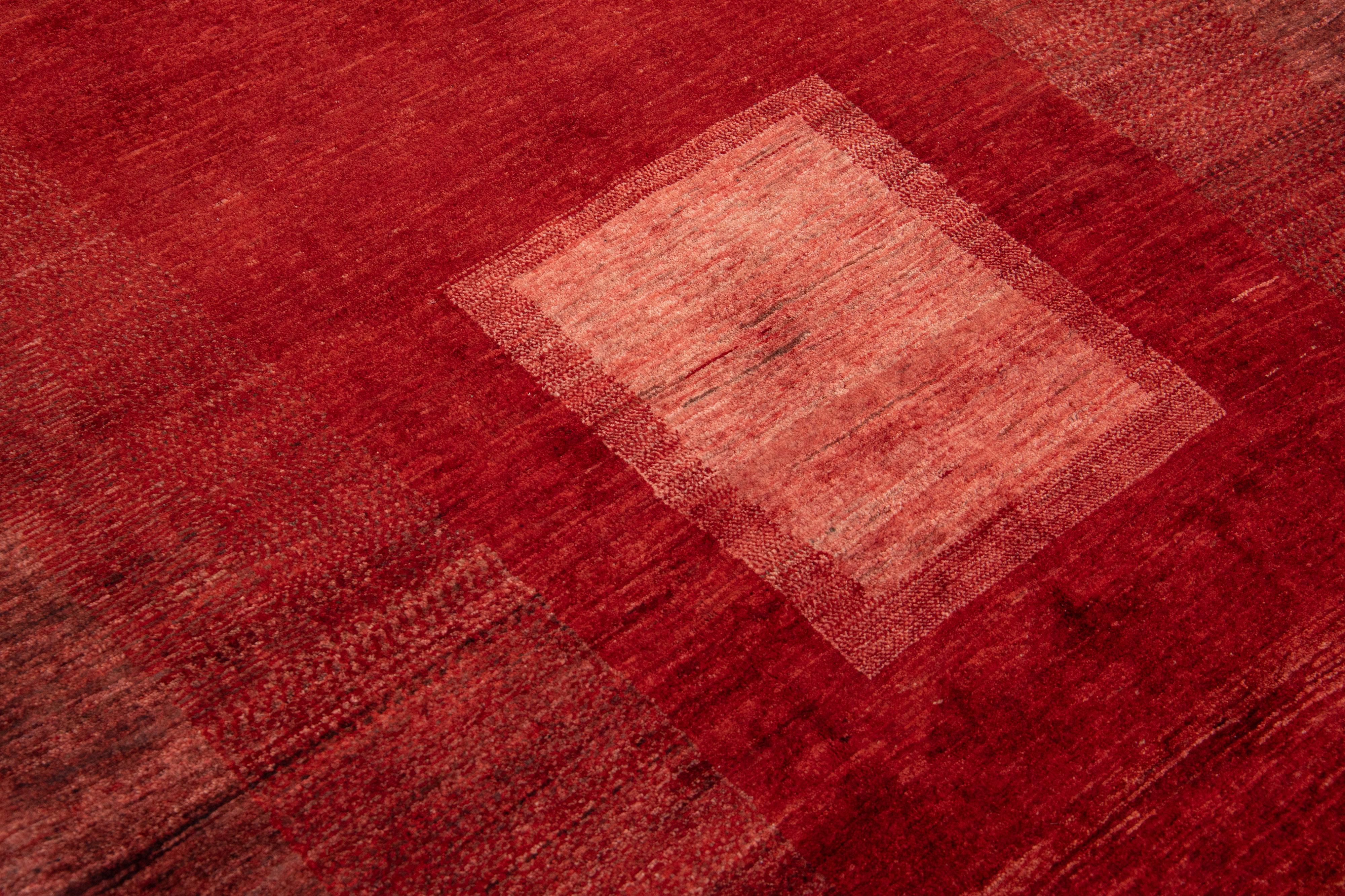 Moderner persischer Gabbeh handgefertigter geometrischer Wollteppich in Rot im Angebot 1