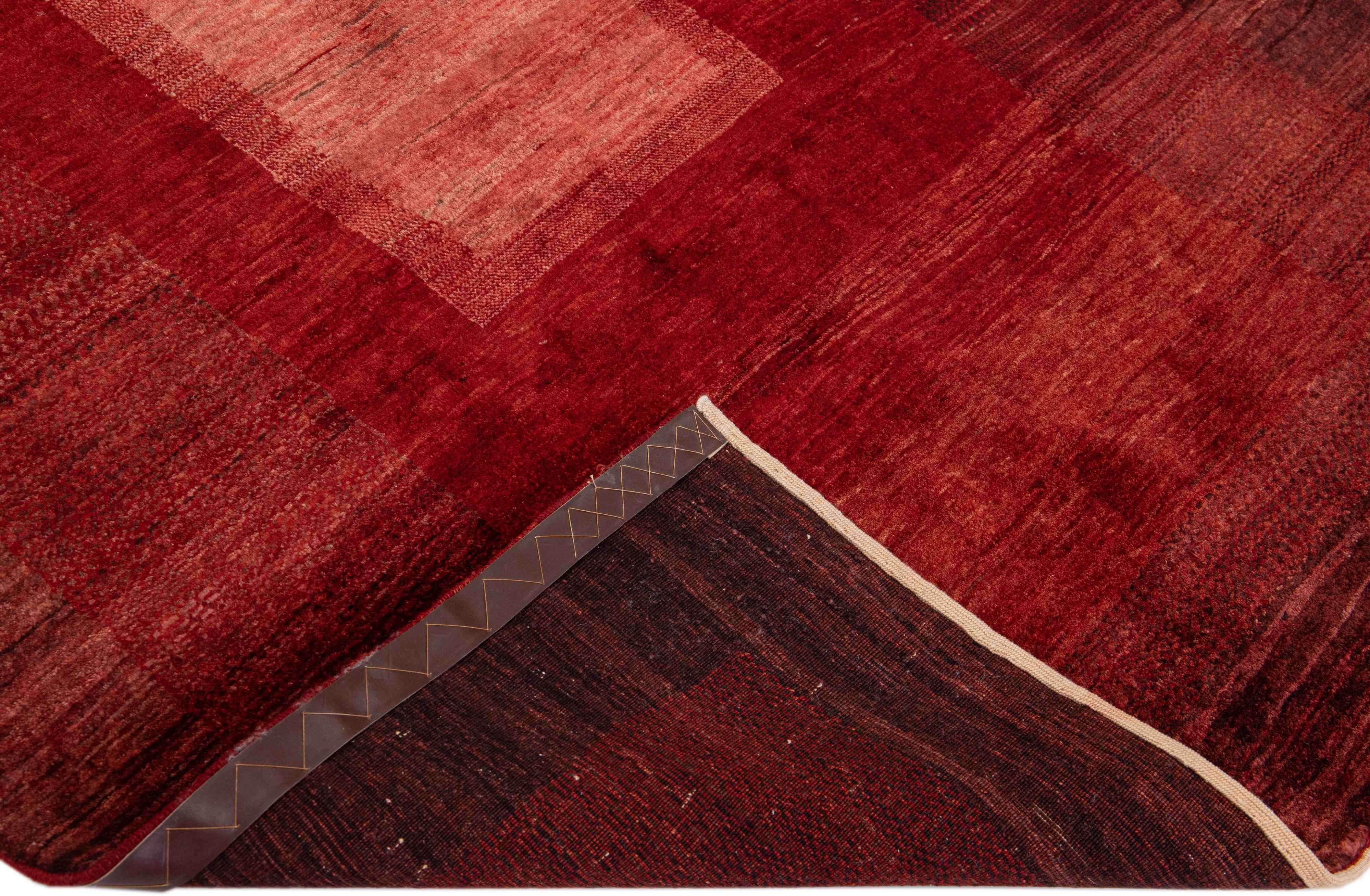 Tapis persan moderne Gabbeh rouge en laine géométrique fait à la main en vente 1