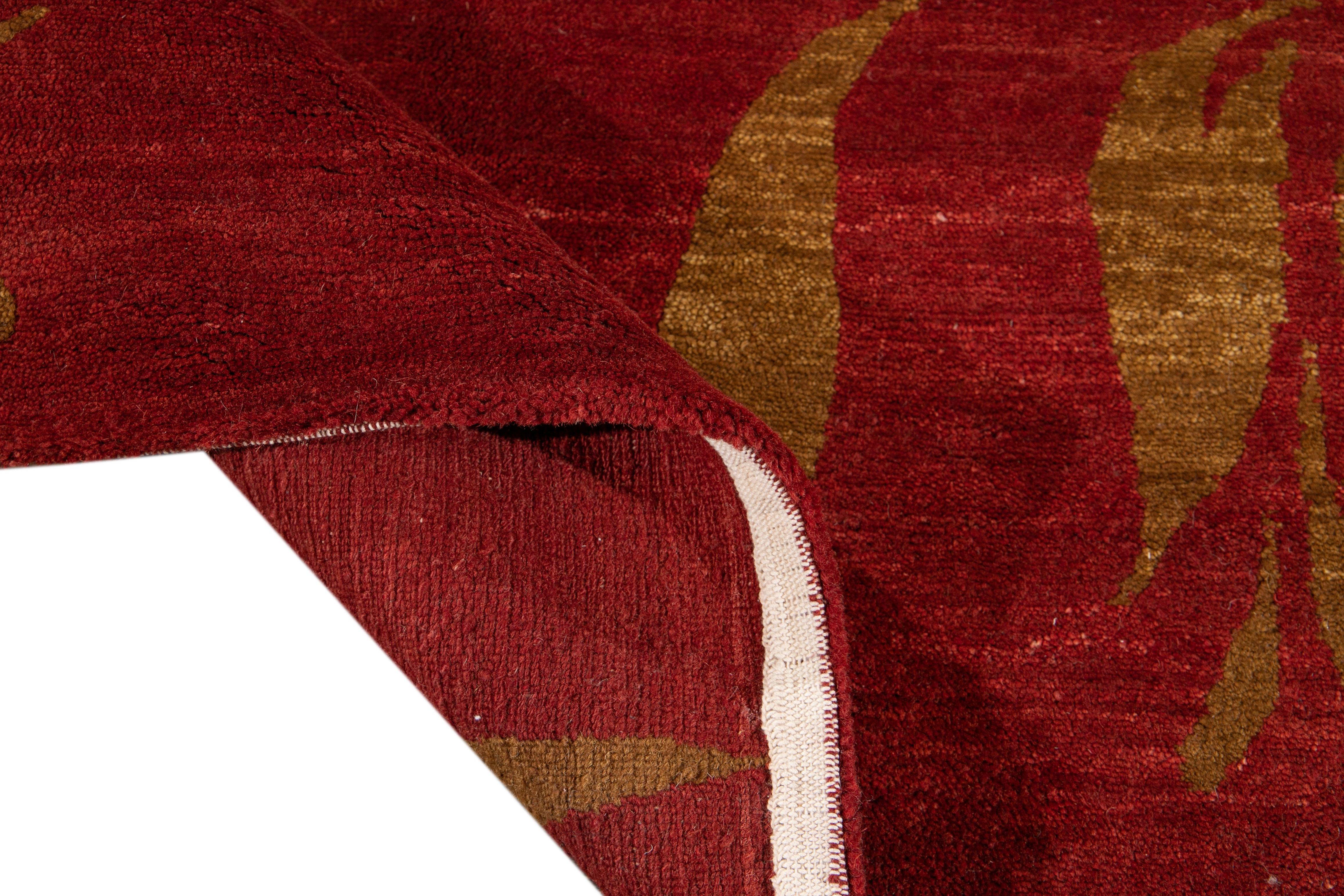 Schöner moderner tibetischer handgeknüpfter Wollteppich mit rotem Feld. Dieser tibetische Teppich hat braune Akzente in einem wunderschönen, floralen französischen Allover-Muster.

Dieser Teppich misst 9' x 12'.
