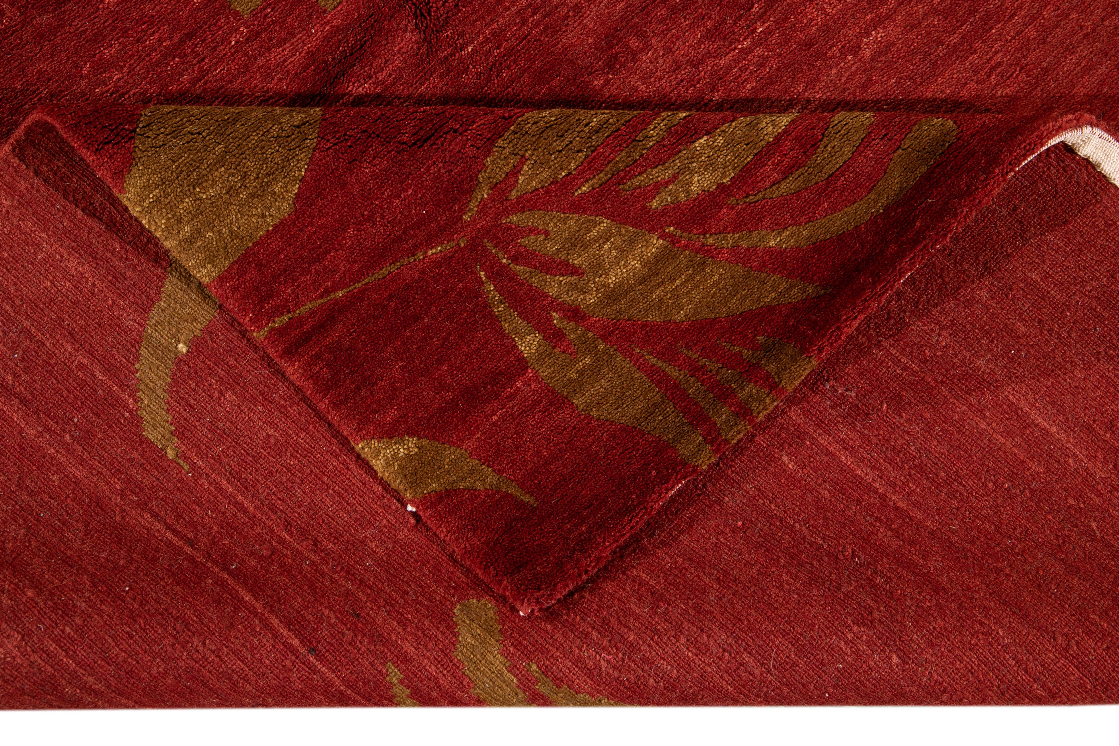Roter moderner tibetisch handgefertigter Wollteppich (Tibetisch) im Angebot
