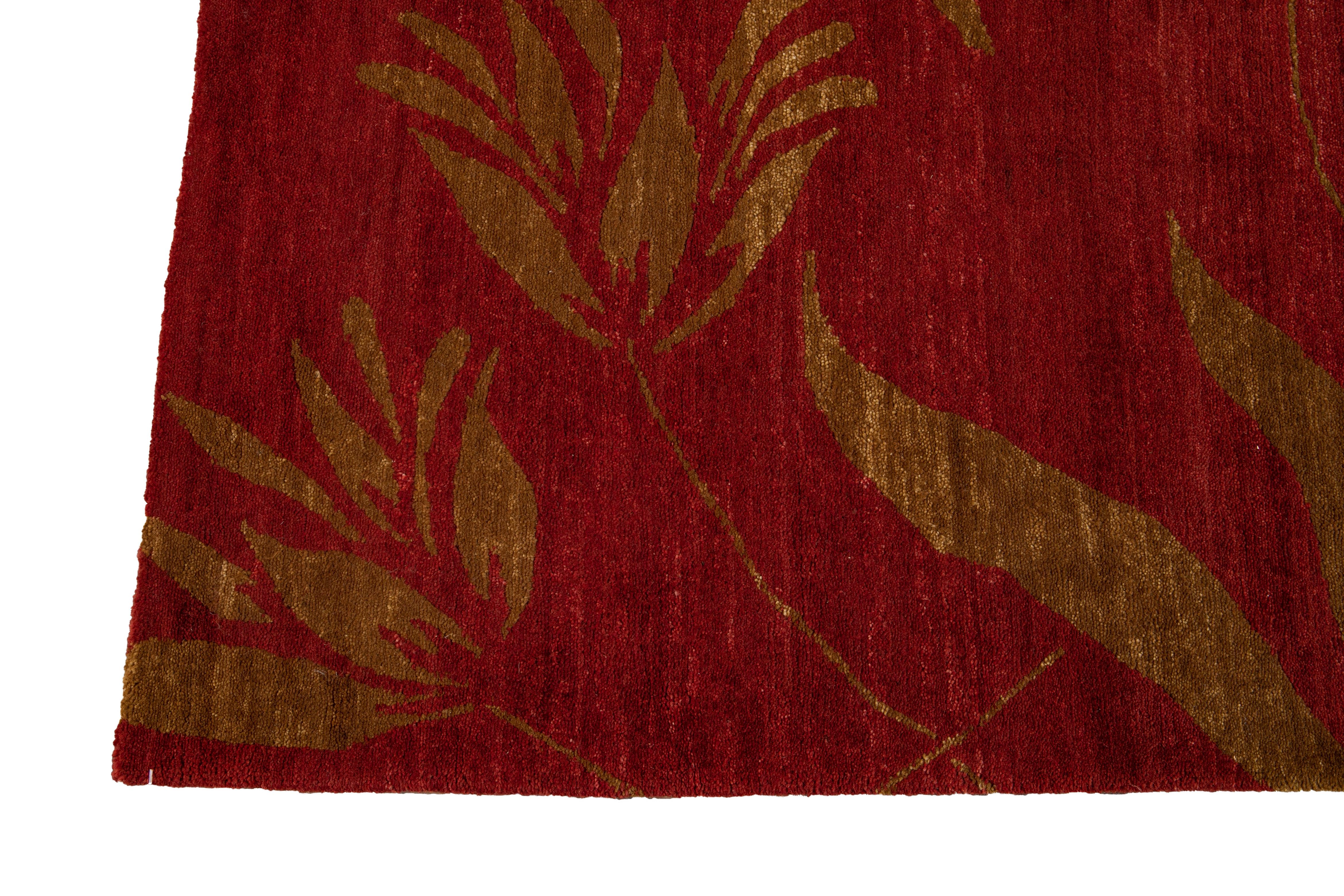 Roter moderner tibetisch handgefertigter Wollteppich (Handgeknüpft) im Angebot