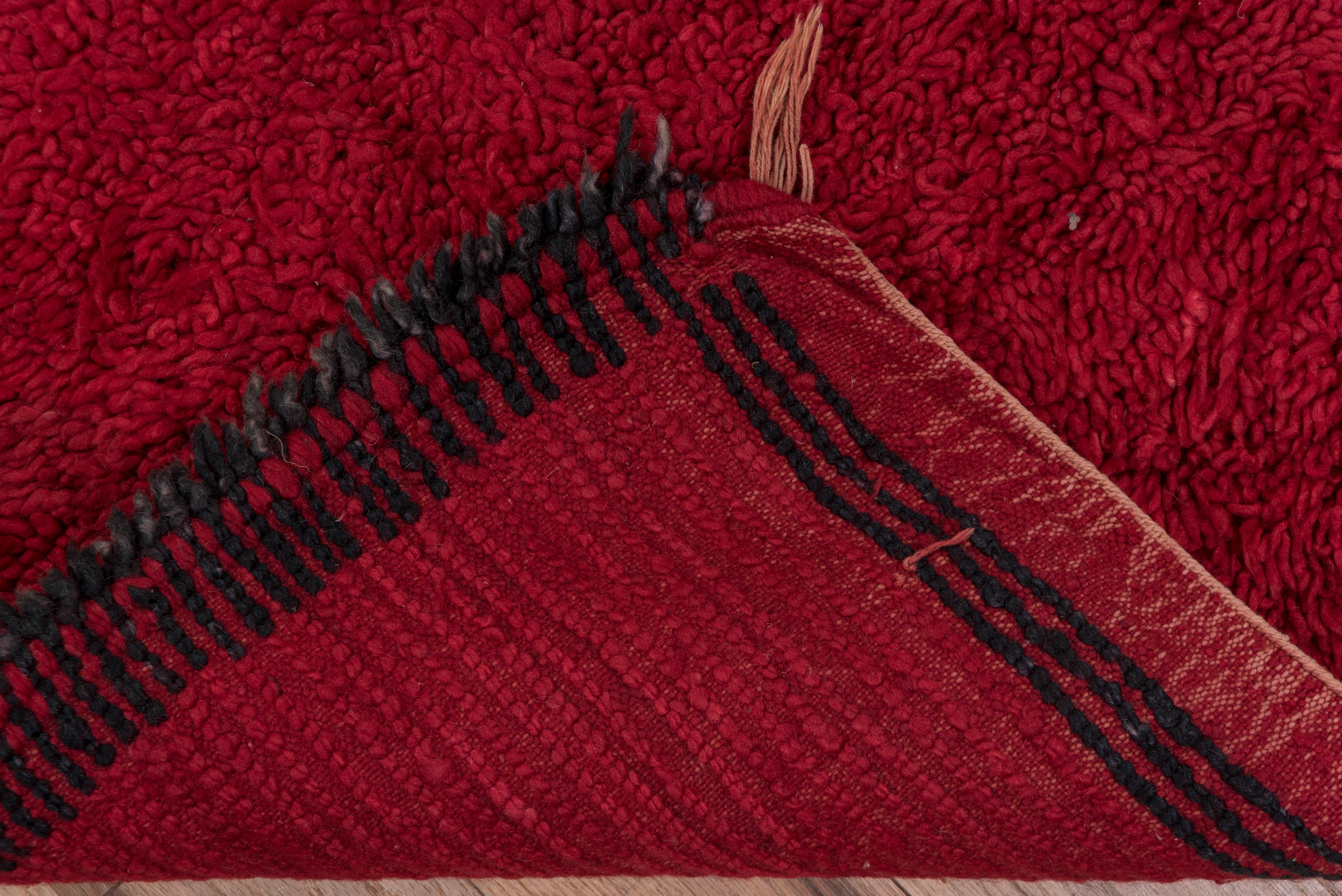 Début du 20ème siècle Marocain rouge avec bordure noire - Chemin de table en vente