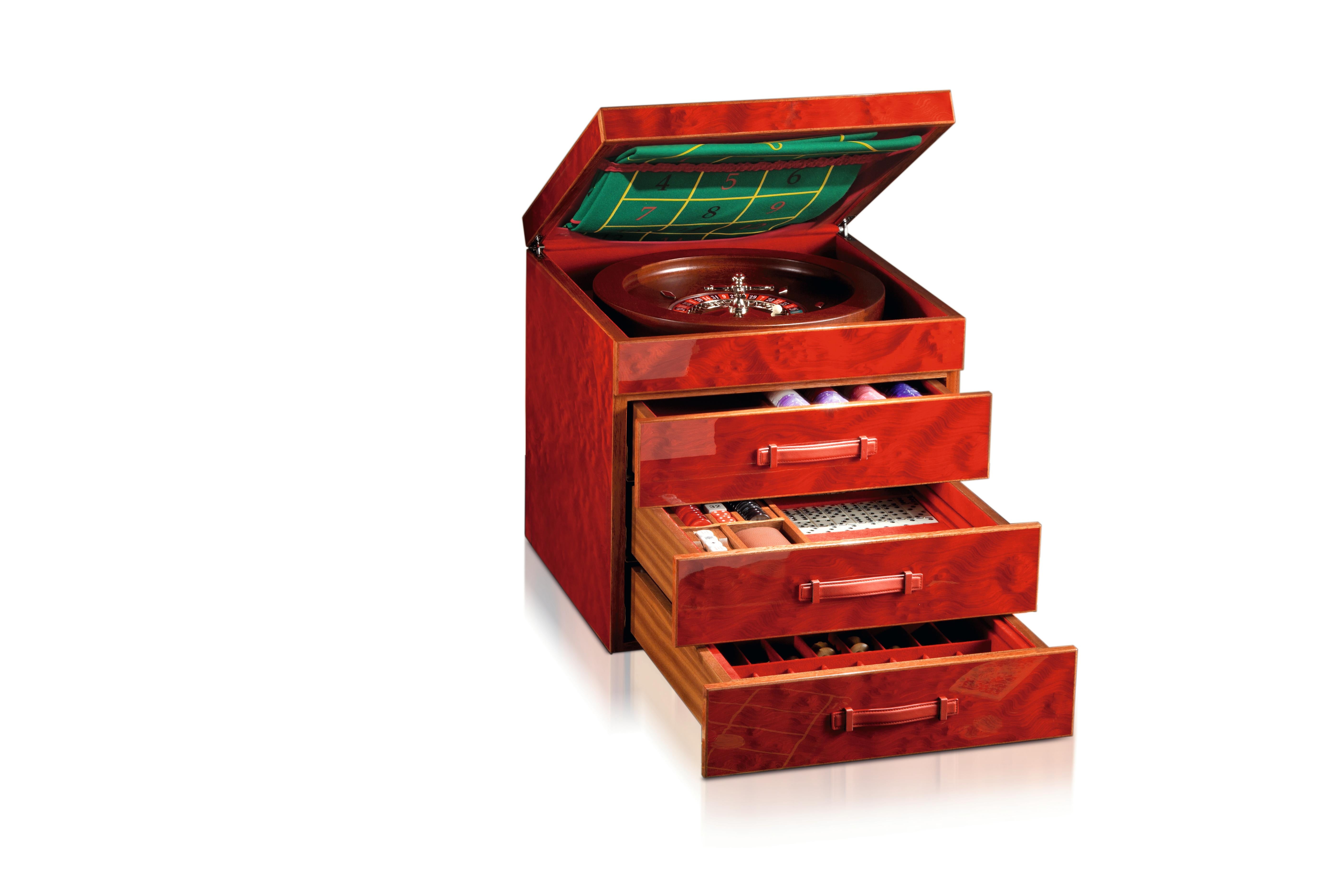 Rouge comme la passion ! Brillant et pointu comme l'esprit des flambeurs ! Bruyère rouge et acajou africain, cuir cousu et conception attentive pour vos après-midi de jeu. Polis Red Briar multi-jeux. Contenu : Roulette en acajou de 36 cm et support,