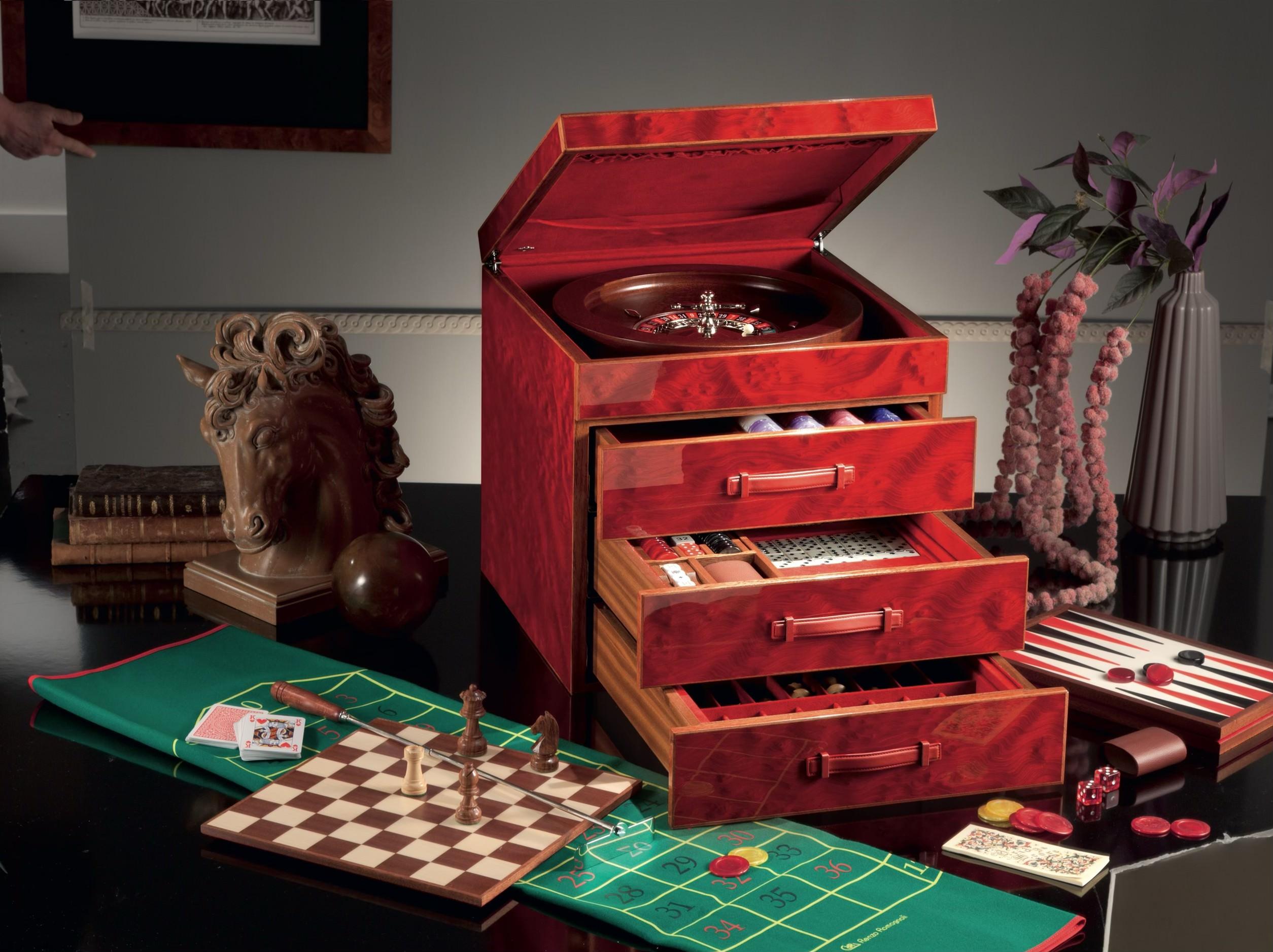 Moderne Ensemble de jeux multi-jouets rouges Briar et acajou par Agresti en vente