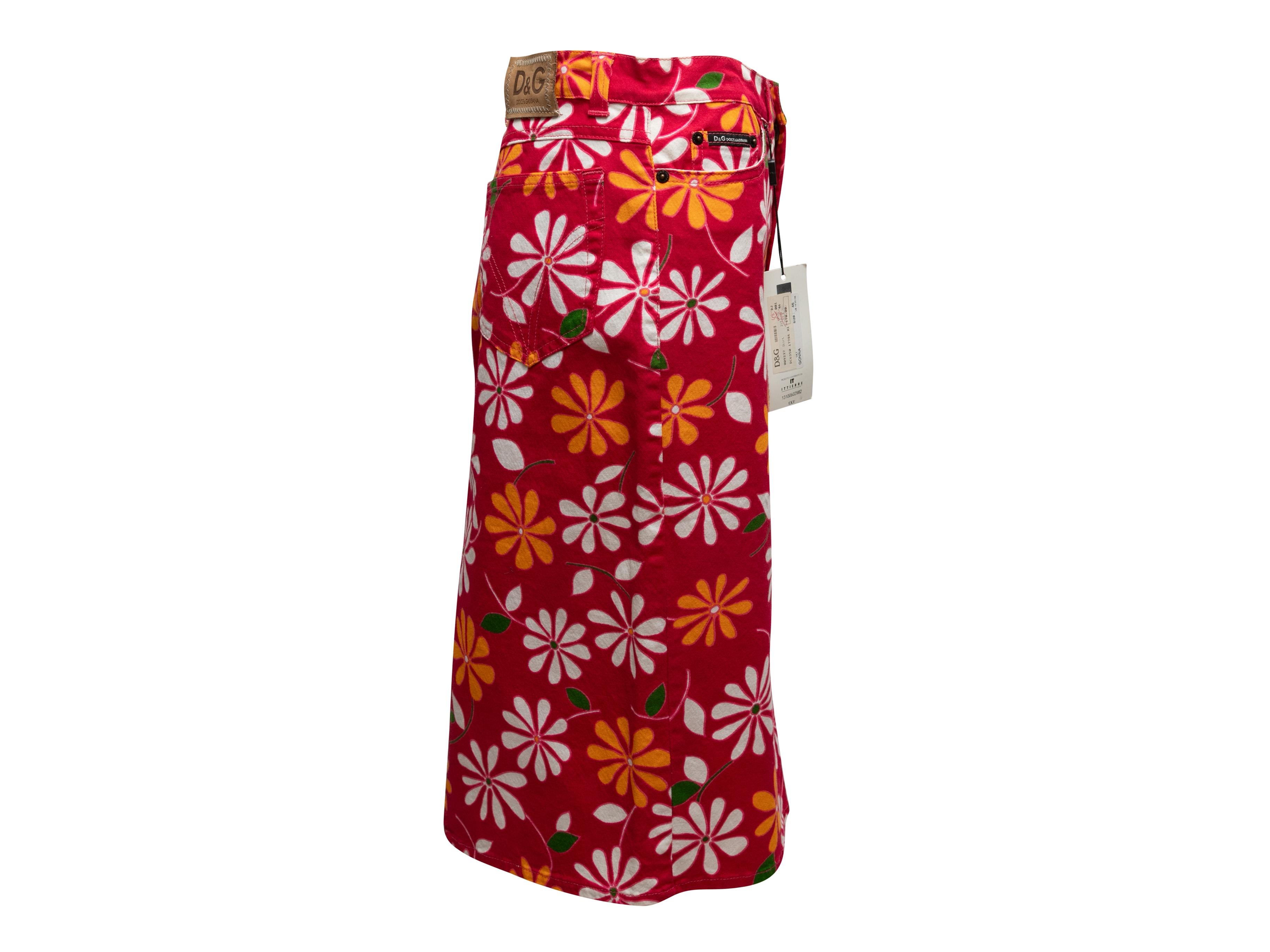 Jupe crayon à imprimé floral rouge et multicolore, longueur genou, D.G. Cinq poches. Fermeture à glissière et bouton sur le devant. Taille 32