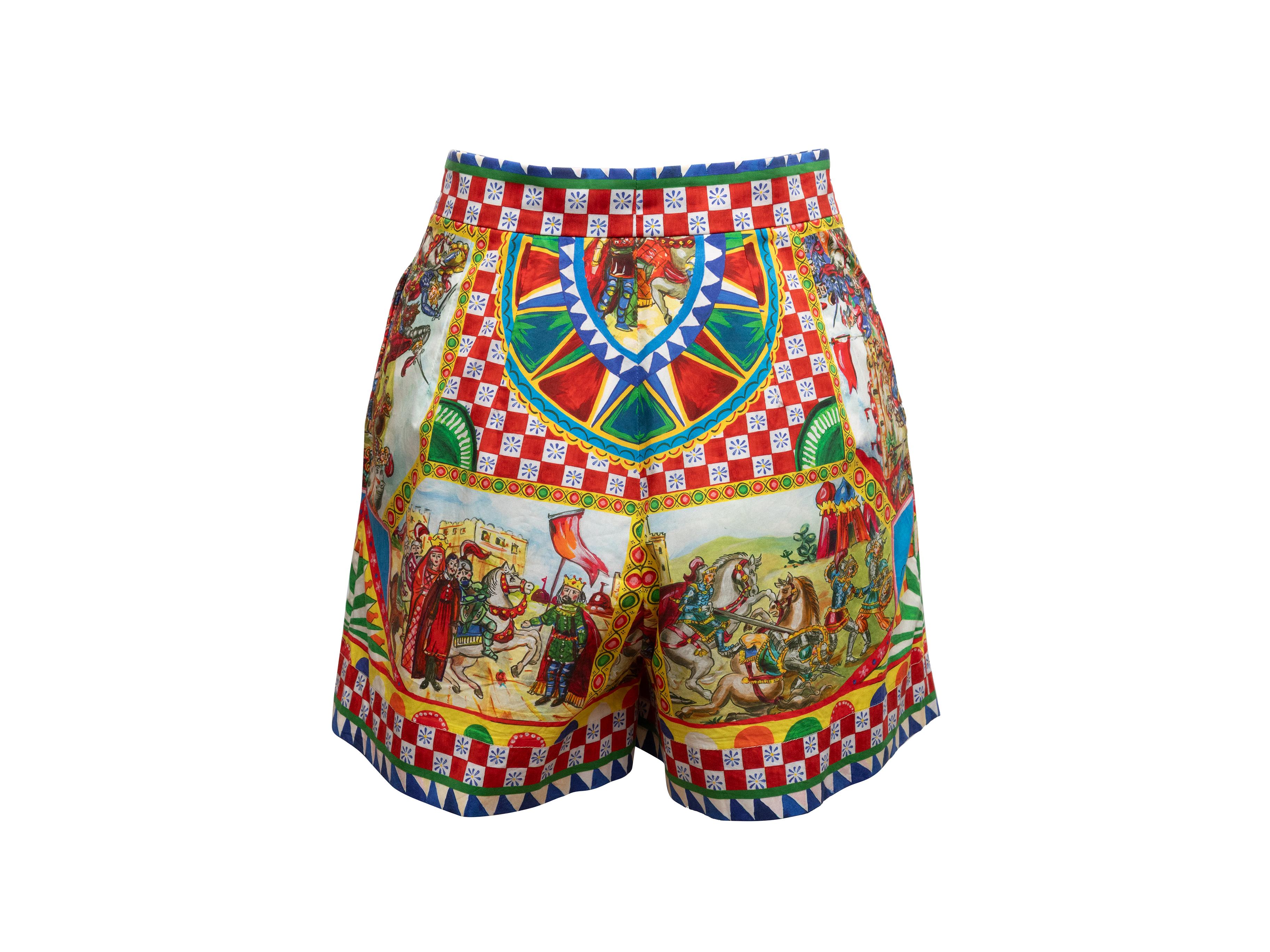  Rote und mehrfarbig bedruckte Baumwollshorts von Dolce & Gabbana.  Zwei Gesäßtaschen. Reißverschluss vorne. 25