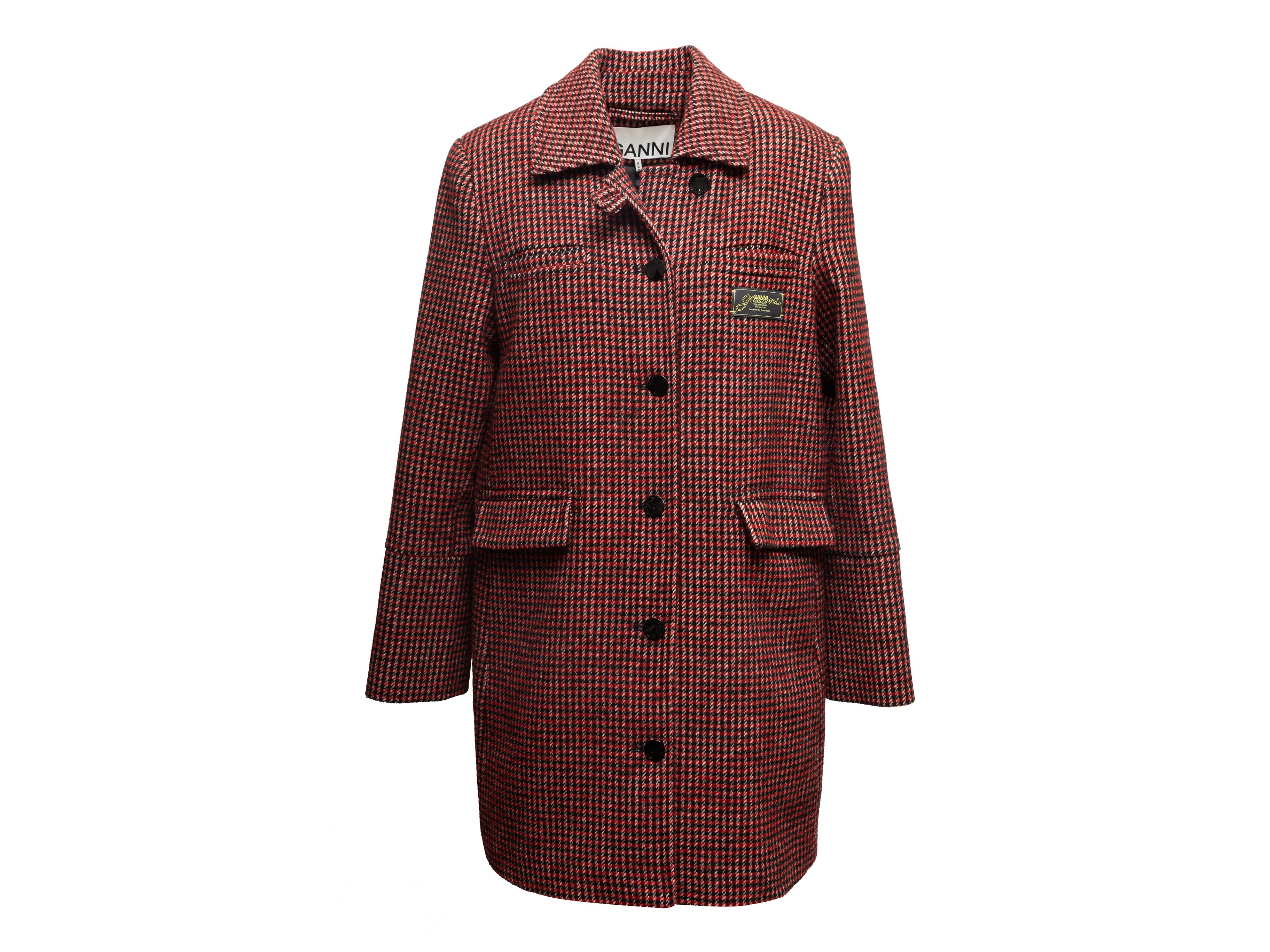 Rot-schwarz-weißer Wollmantel mit Hahnentrittmuster von Ganni. Spitz zulaufender Kragen. Vier Taschen. Vordere Knopfverschlüsse. 40