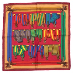Foulard en soie imprimée rouge et multicolore Hermes Les Sangles Motif