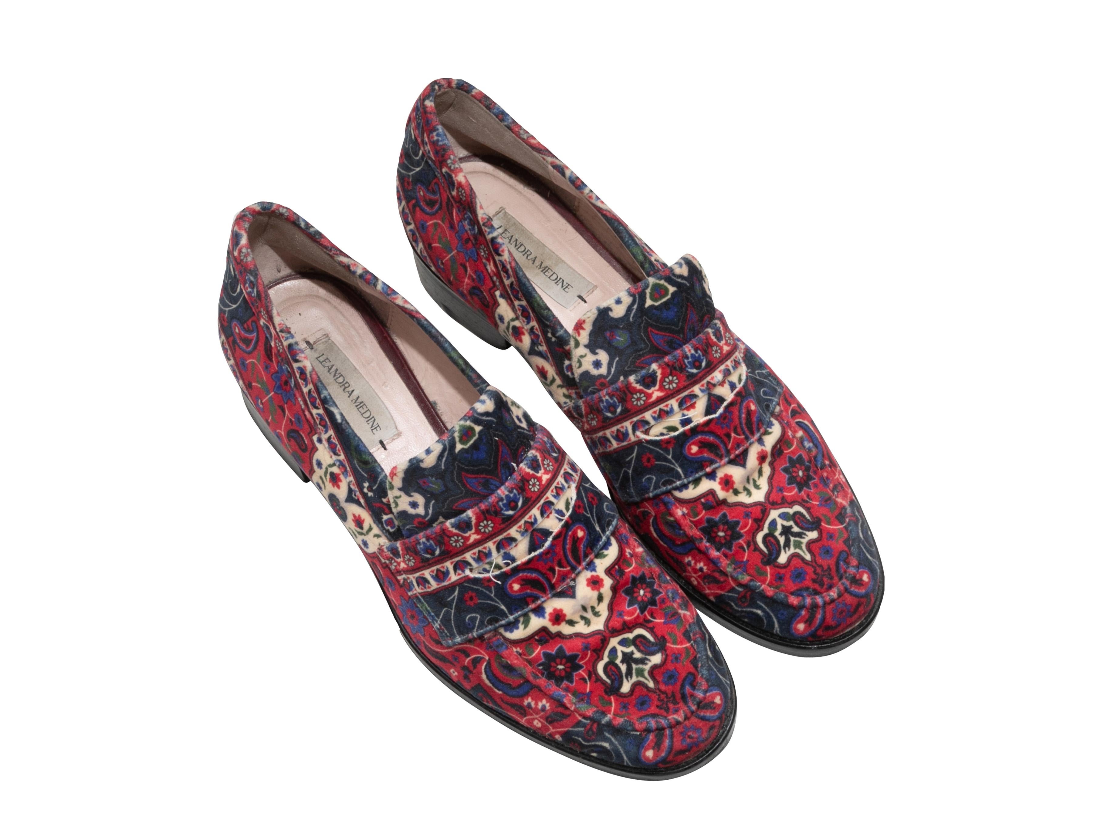 Produkt-Details: Rote und mehrfarbige Samtschuhe mit Paisleymuster von Leandra Medine. Gestufte Absätze. 1.5