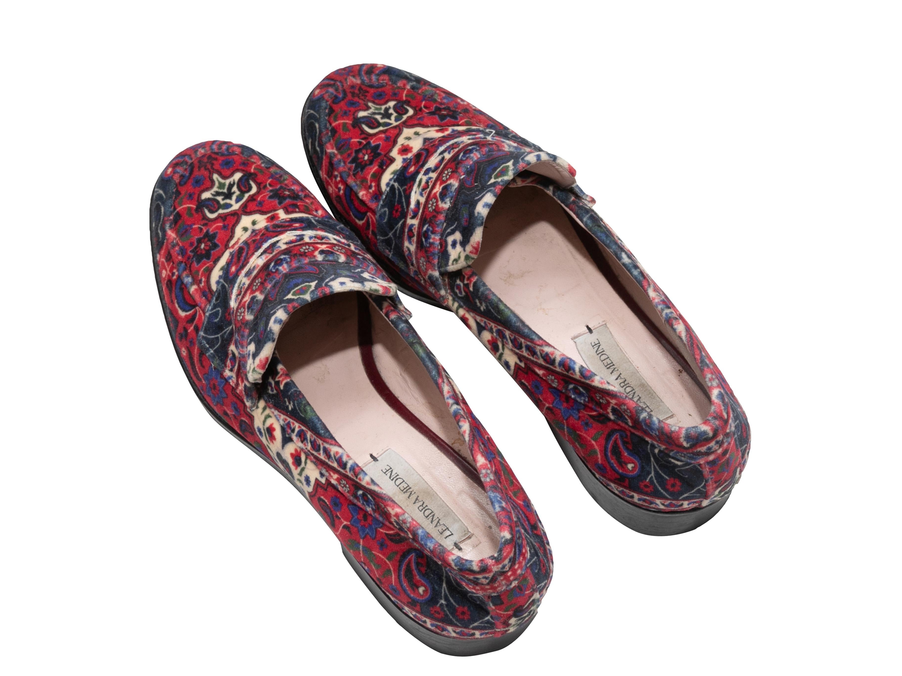 Rote & mehrfarbige Leandra Medine Loafers aus Samt mit Paisleymuster und Paisleymuster Größe 40 (Schwarz) im Angebot