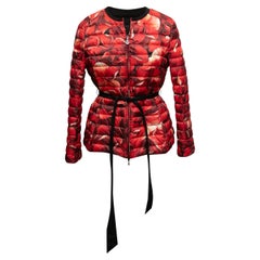 Rote & mehrfarbige Moncler Daunen-Pufferjacke mit Blumendruck Designer Größe 3