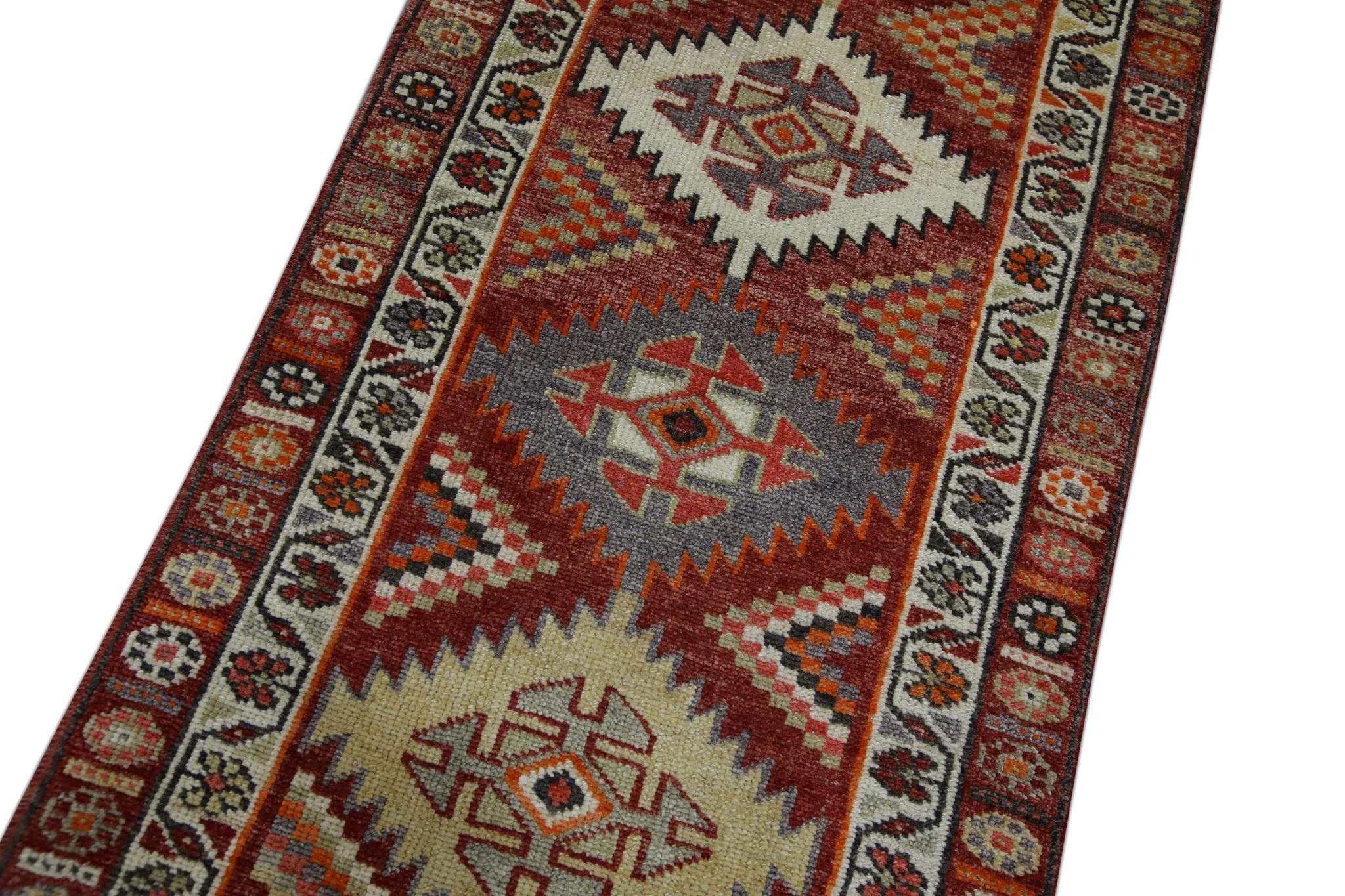 Wir präsentieren einen einzigartigen türkischen Teppich aus handgeknüpfter Wolle, der von geschickten Kunsthandwerkern mit Hilfe traditioneller, über Generationen weitergegebener Techniken sorgfältig hergestellt wird. Dieser exquisite Teppich rühmt
