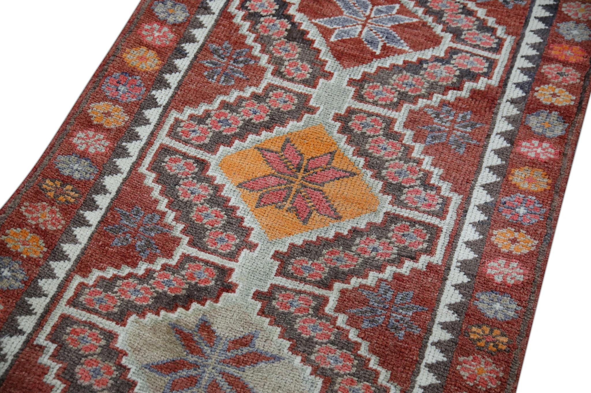 Wir präsentieren einen einzigartigen türkischen Teppich aus handgeknüpfter Wolle, der von geschickten Kunsthandwerkern mit Hilfe traditioneller, über Generationen weitergegebener Techniken sorgfältig hergestellt wird. Dieser exquisite Teppich rühmt