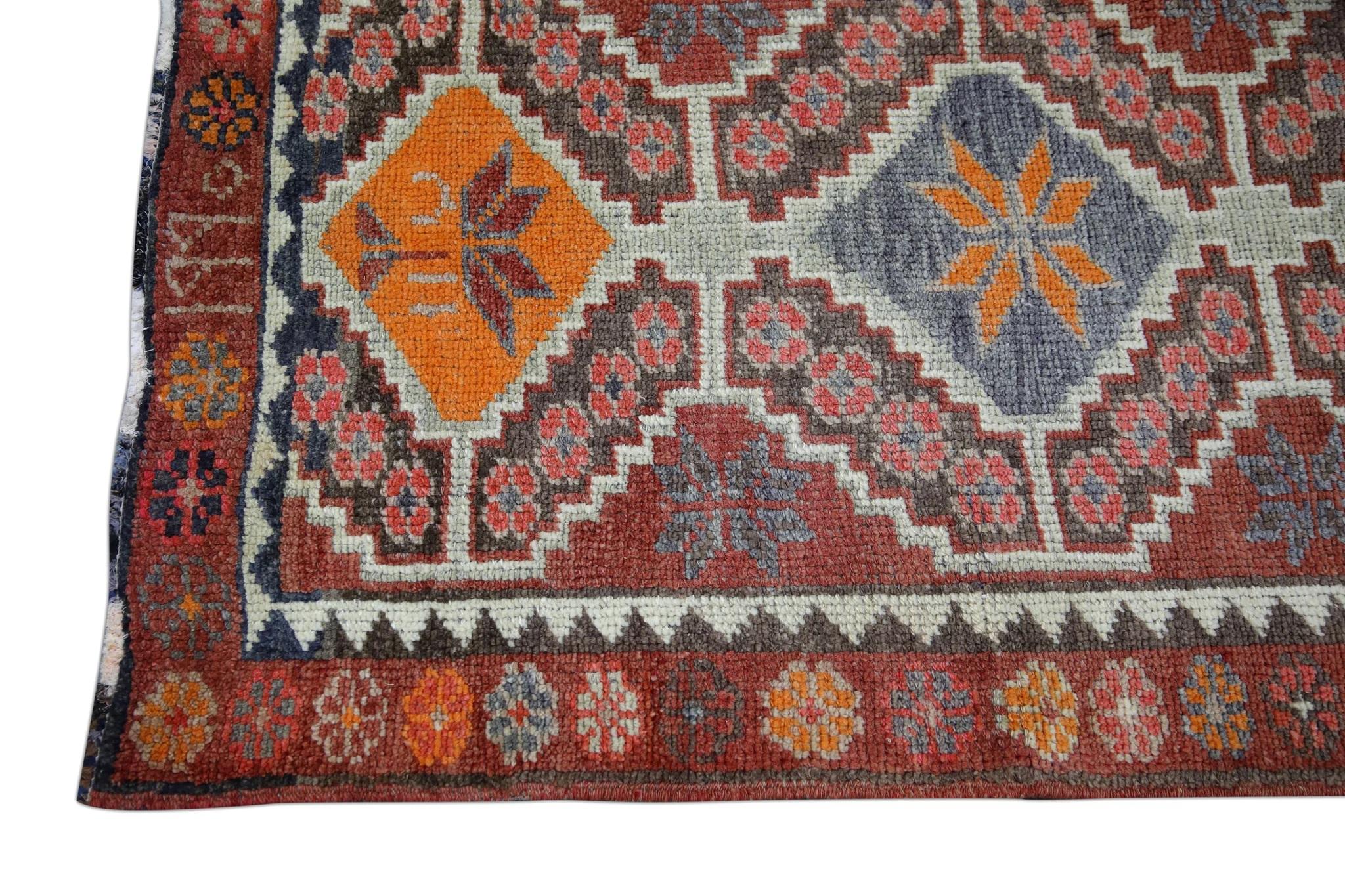 Mehrfarbiger türkischer Vintage-Läufer in Rot 2'10