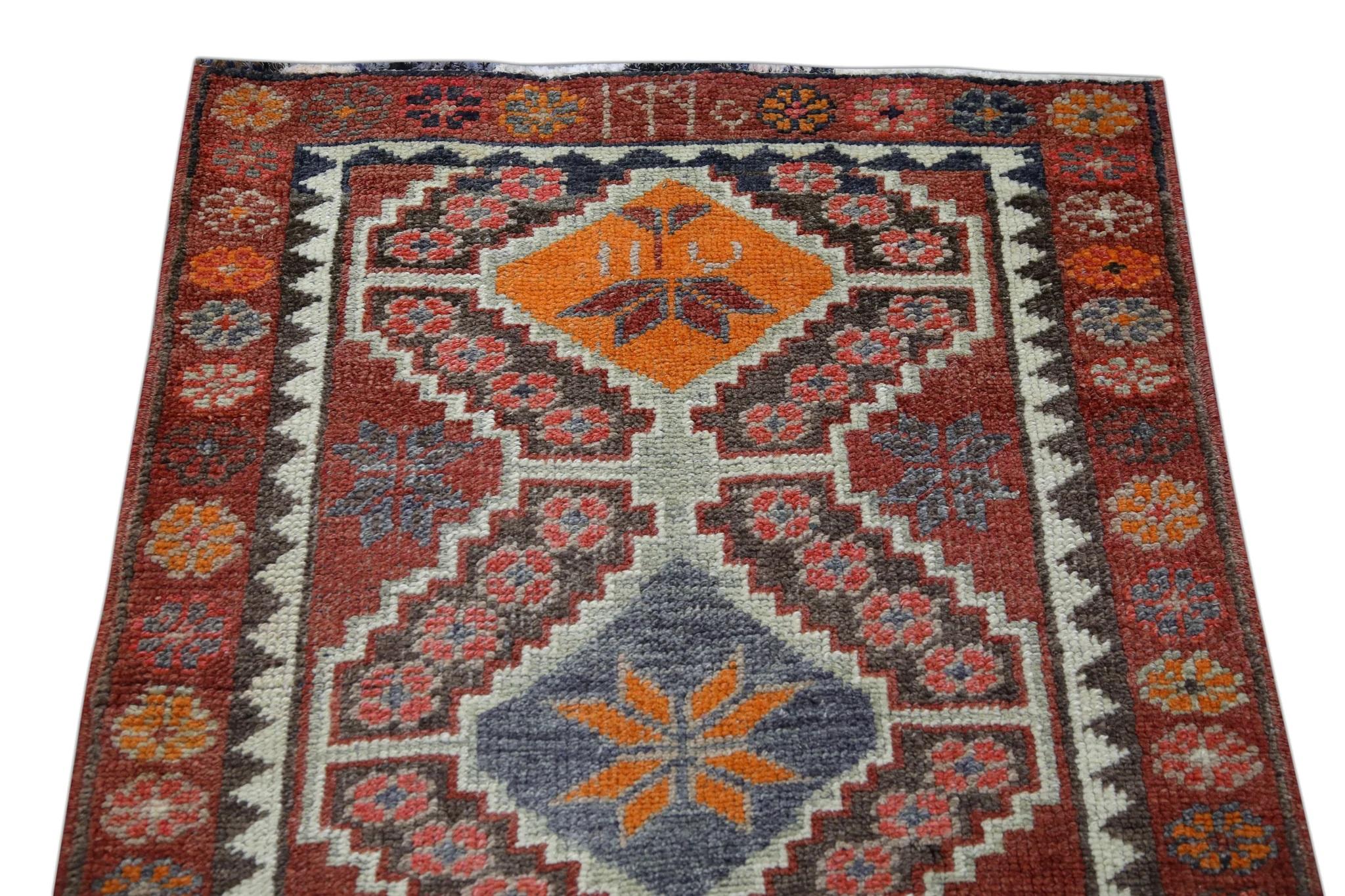 Mehrfarbiger türkischer Vintage-Läufer in Rot 2'10