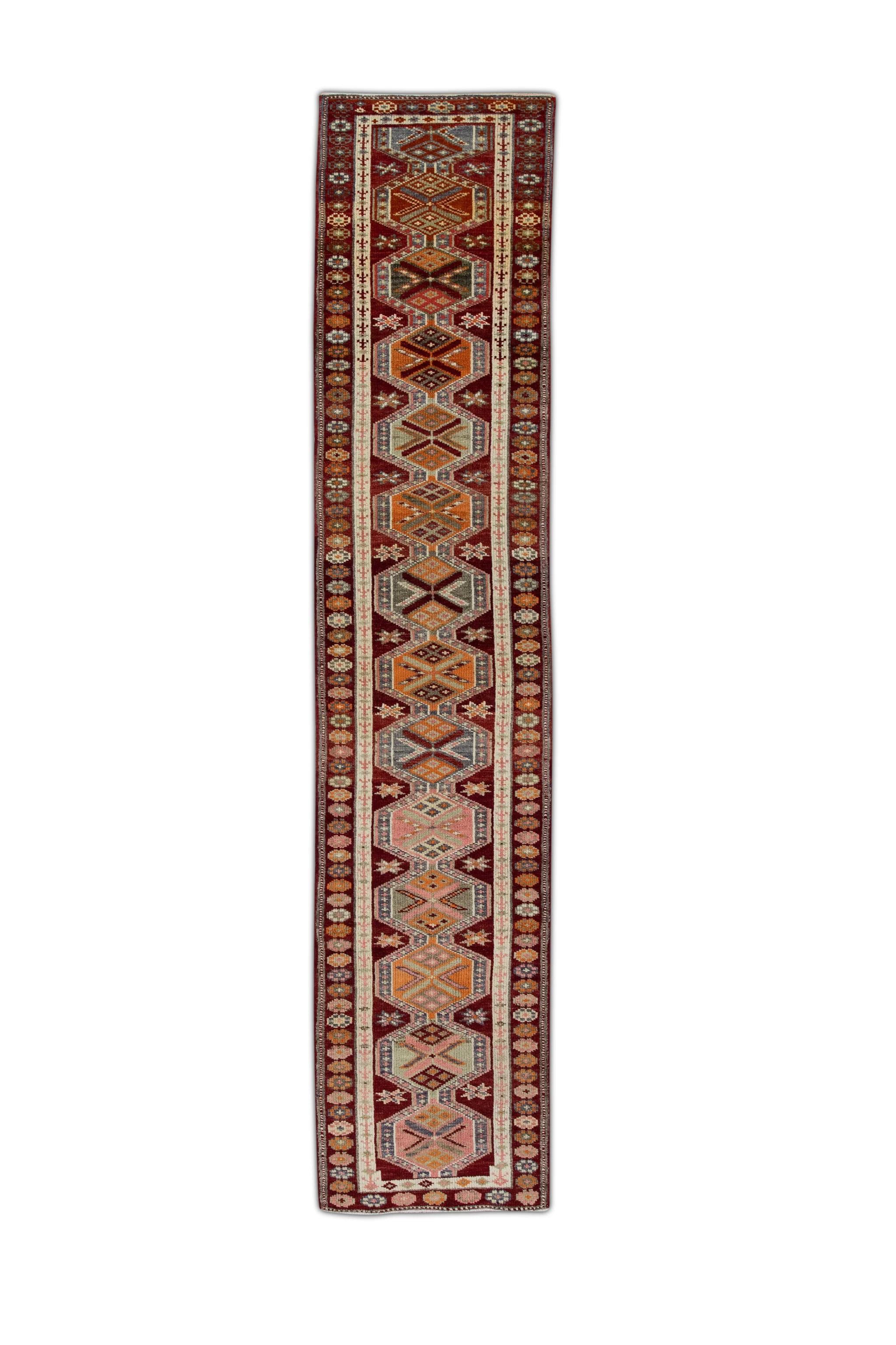 Mehrfarbiger türkischer Vintage-Läufer in Rot 2'7