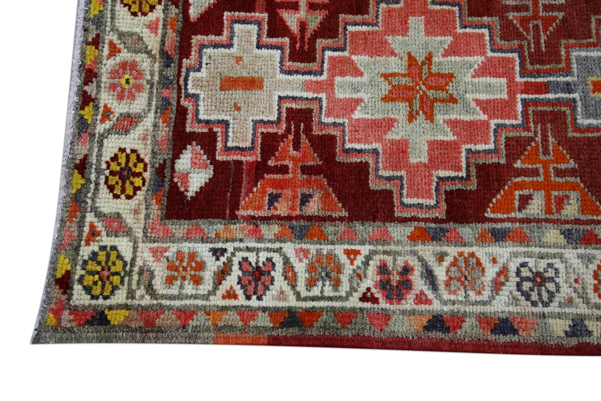 Mehrfarbiger türkischer Vintage-Läufer in Rot 2'8