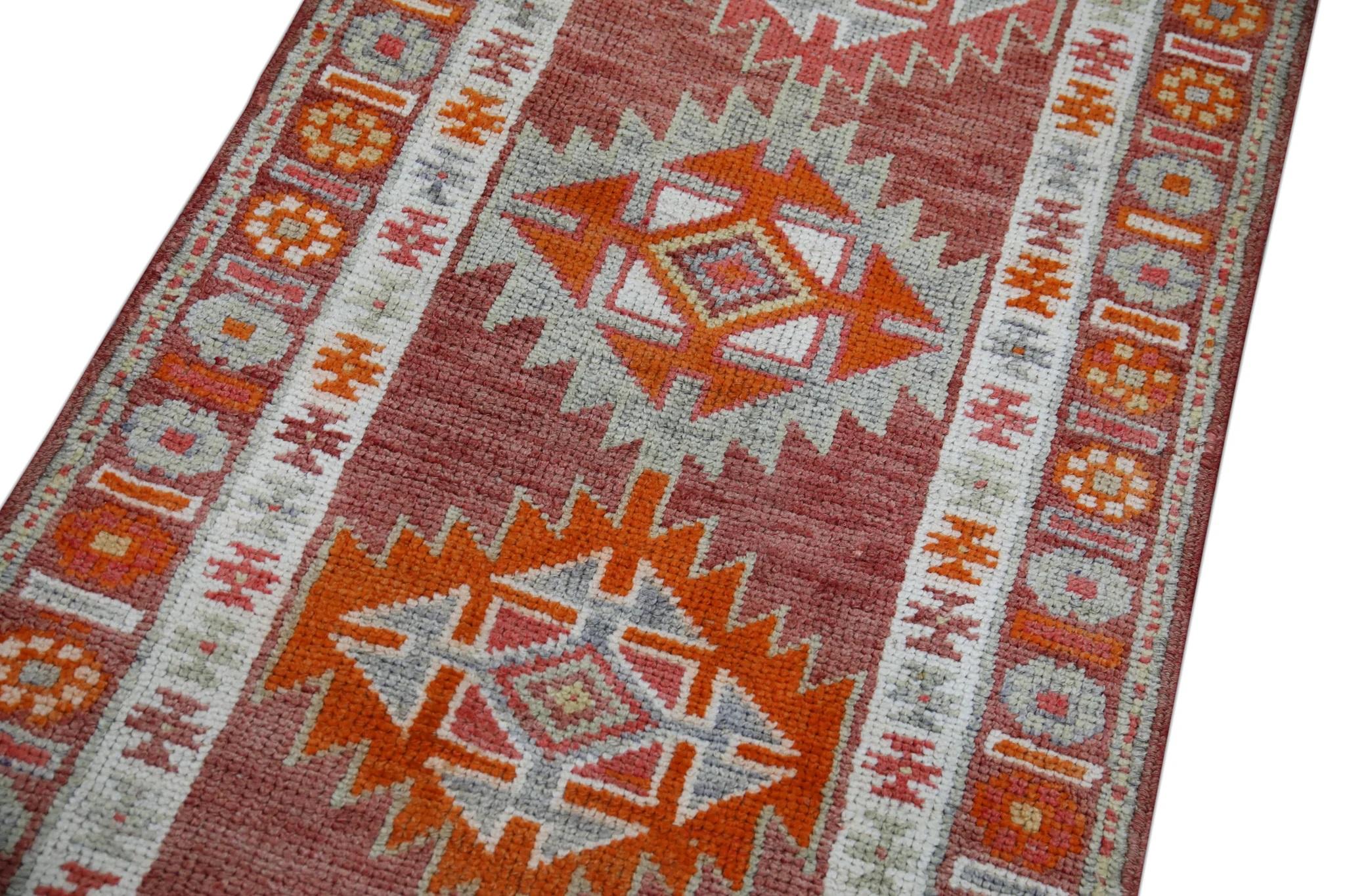 Wir präsentieren einen einzigartigen türkischen Teppich aus handgeknüpfter Wolle, der von geschickten Kunsthandwerkern mit Hilfe traditioneller, über Generationen weitergegebener Techniken sorgfältig hergestellt wird. Dieser exquisite Teppich rühmt