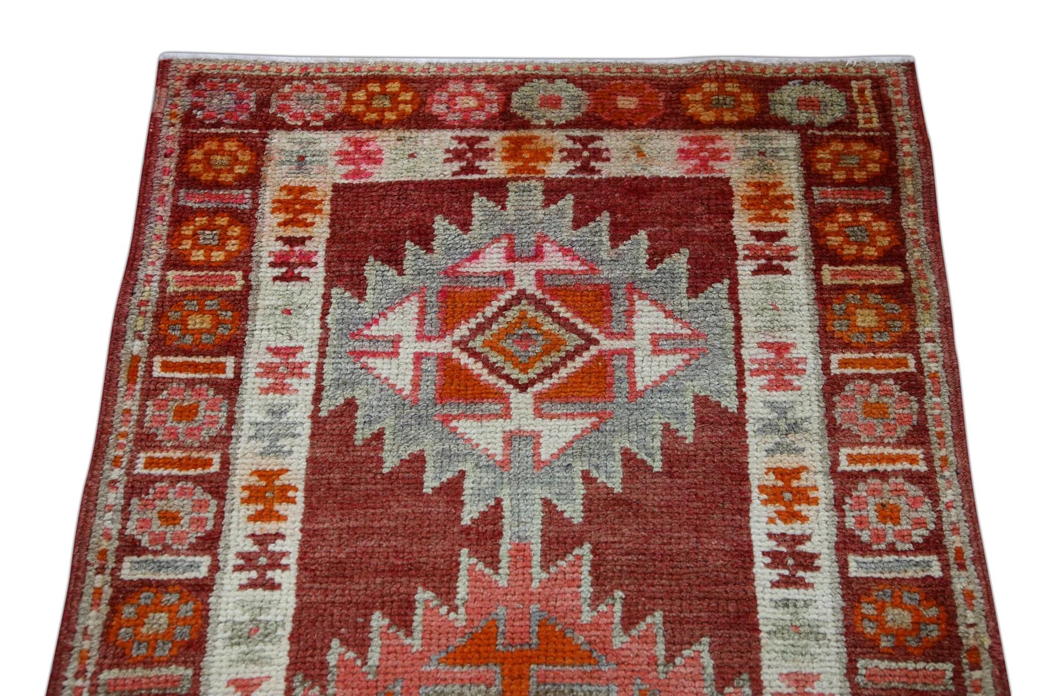 Mehrfarbiger türkischer Vintage-Läufer in Rot 2'9