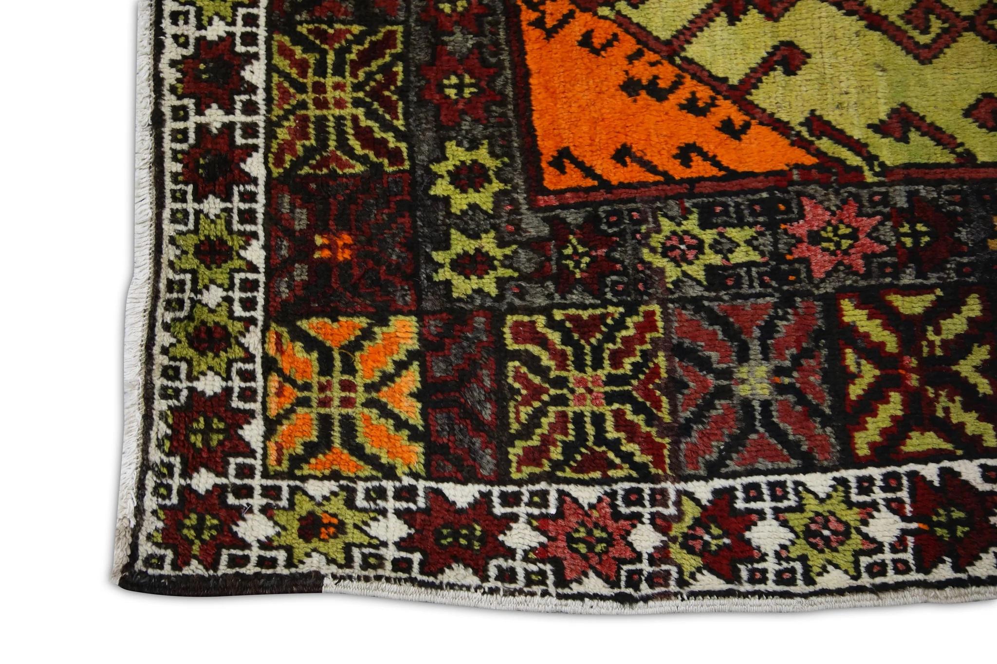 Mehrfarbiger türkischer Vintage-Läufer in Rot, 4'10