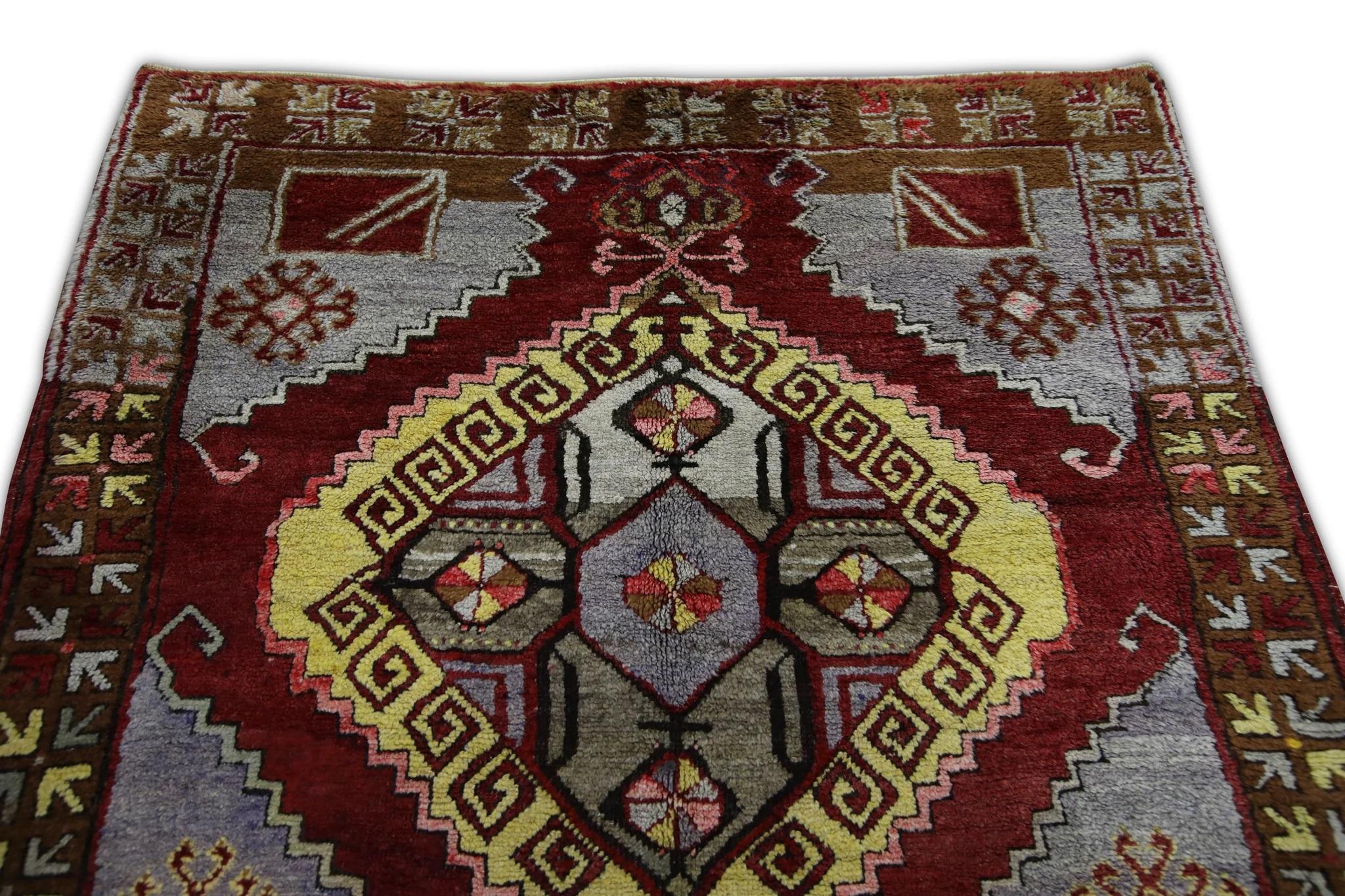 Mehrfarbiger türkischer Vintage-Läufer in Rot, 4'6