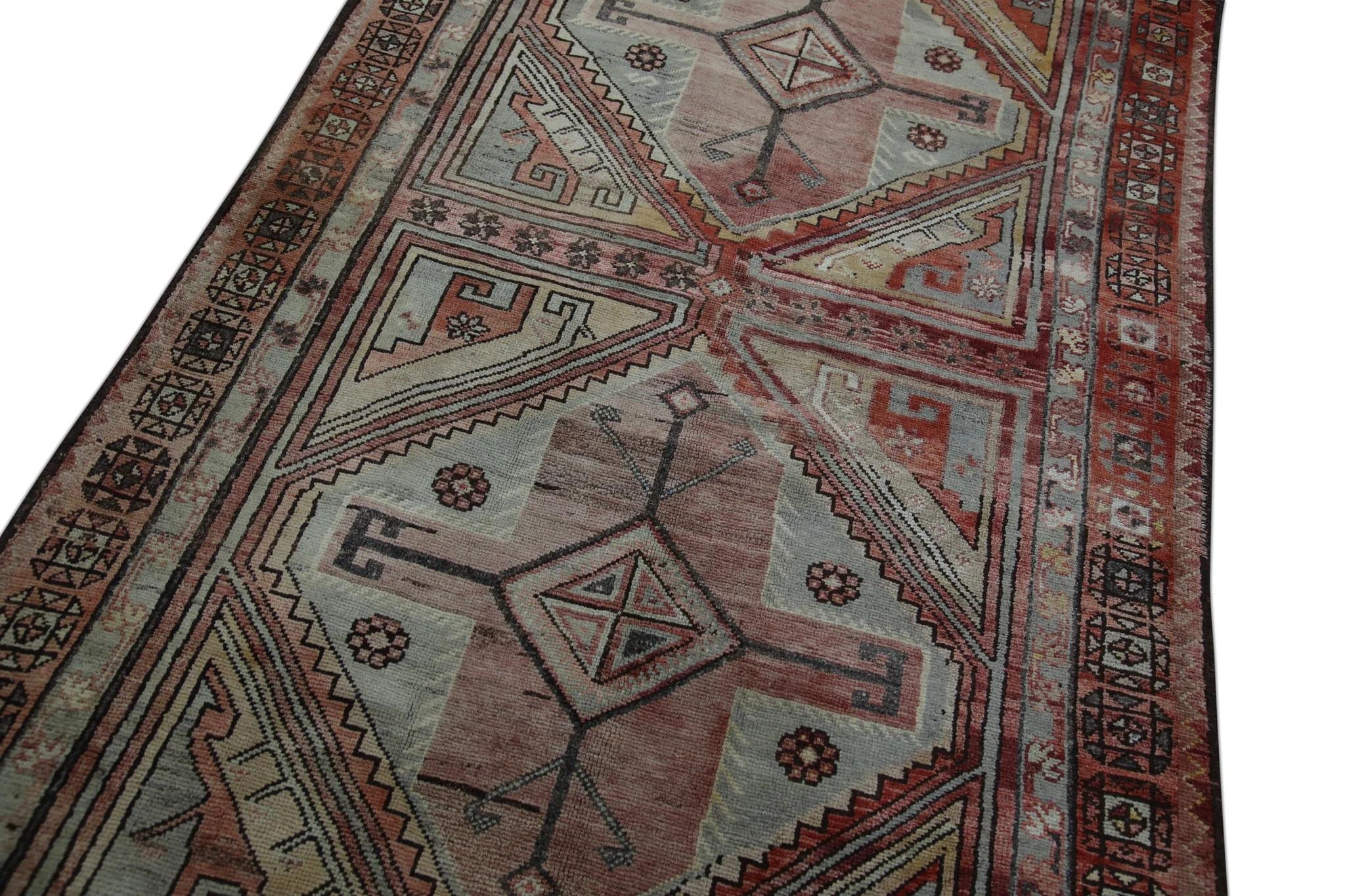 Wir präsentieren einen einzigartigen türkischen Teppich aus handgeknüpfter Wolle, der von geschickten Kunsthandwerkern mit Hilfe traditioneller, über Generationen weitergegebener Techniken sorgfältig hergestellt wird. Dieser exquisite Teppich rühmt