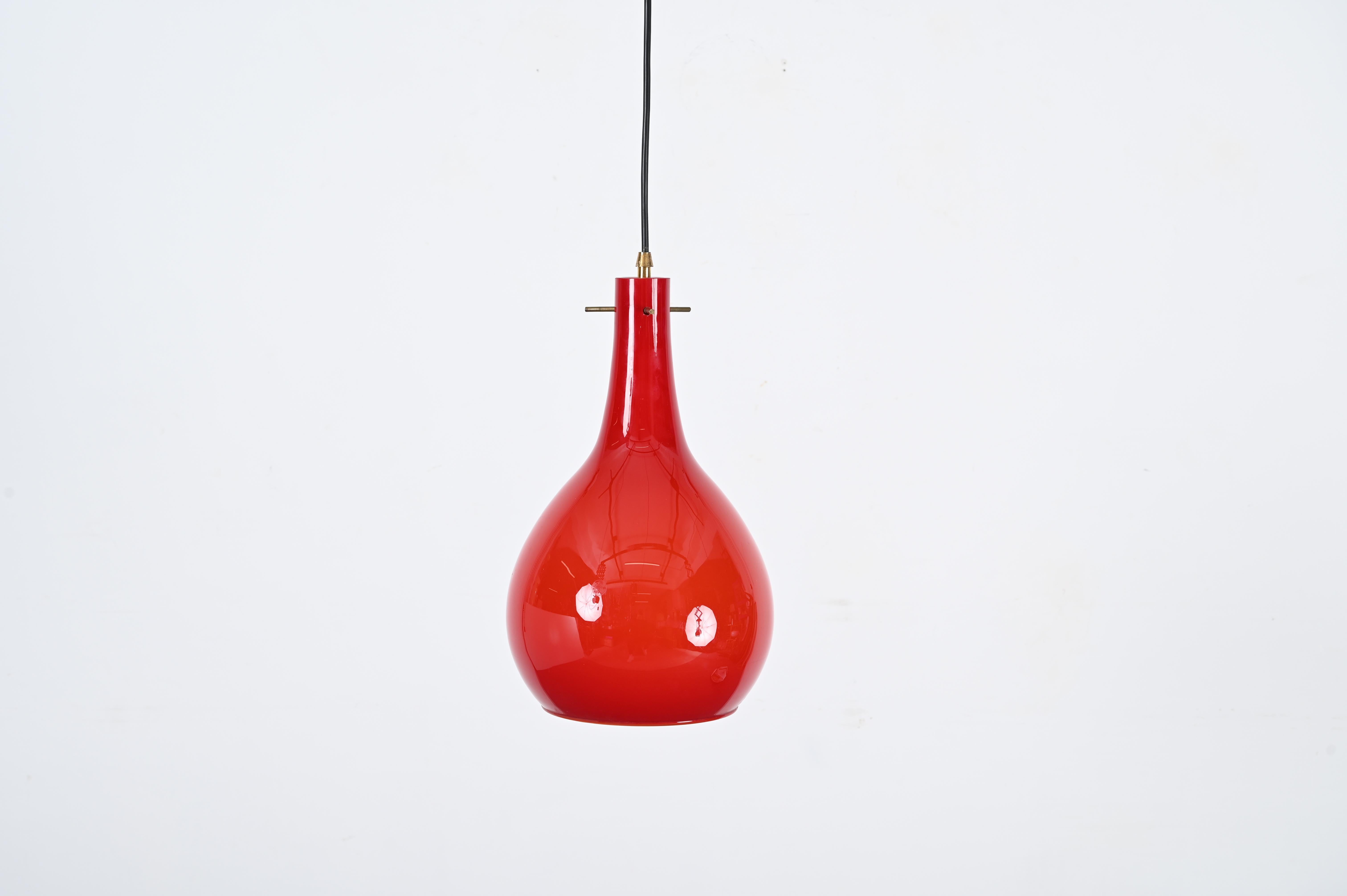 Stunning Italian Murano pendant with a marvellous cased red glass lampshade. This lovely object was designed by Stilnovo in Italy during the 1950s. 

The pendant is fully original, in perfect conditions with no chips or scratches. It features a