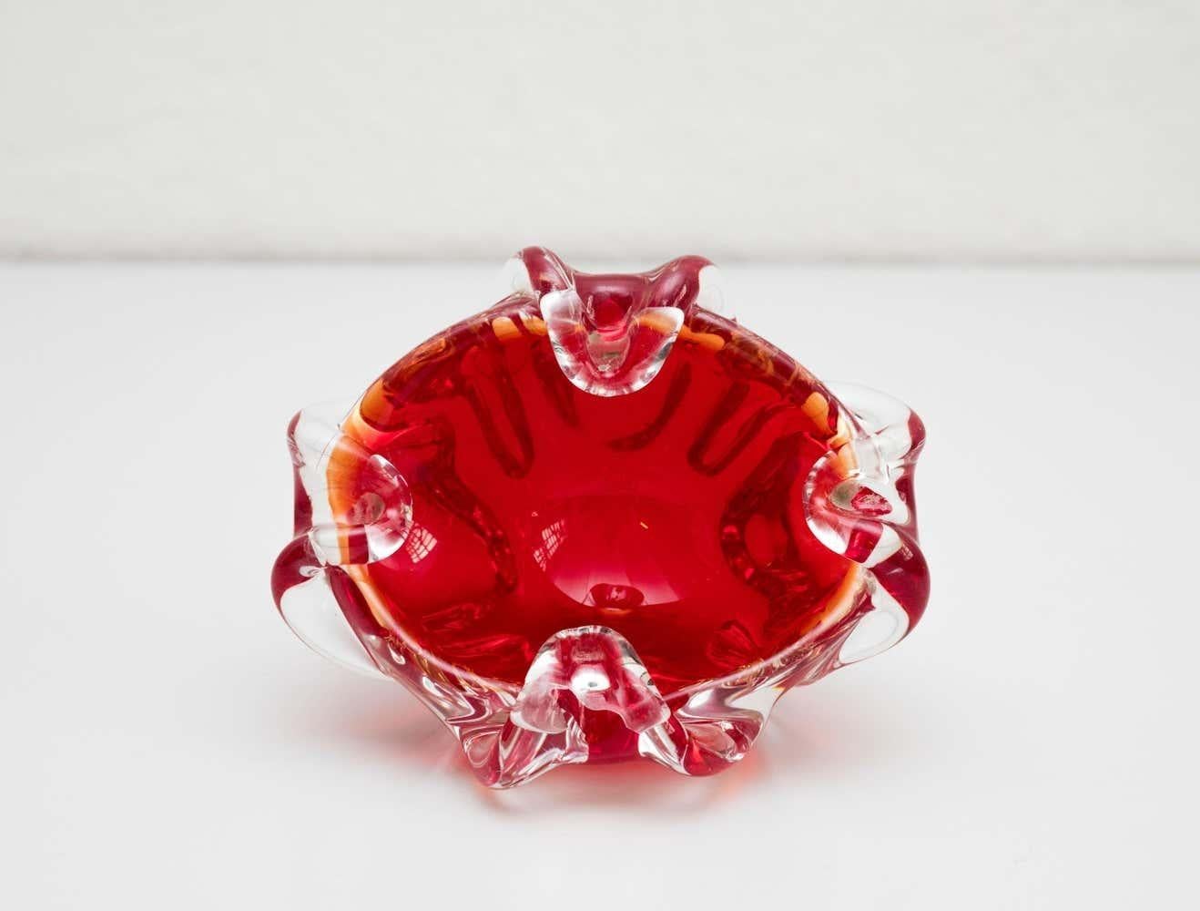 Cenicero rojo de cristal de Murano, hacia 1970 en venta 4