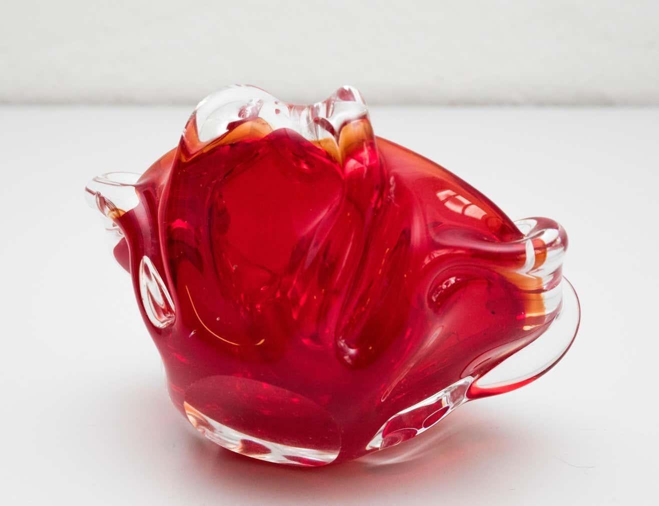 Cenicero rojo de cristal de Murano, hacia 1970 en venta 7