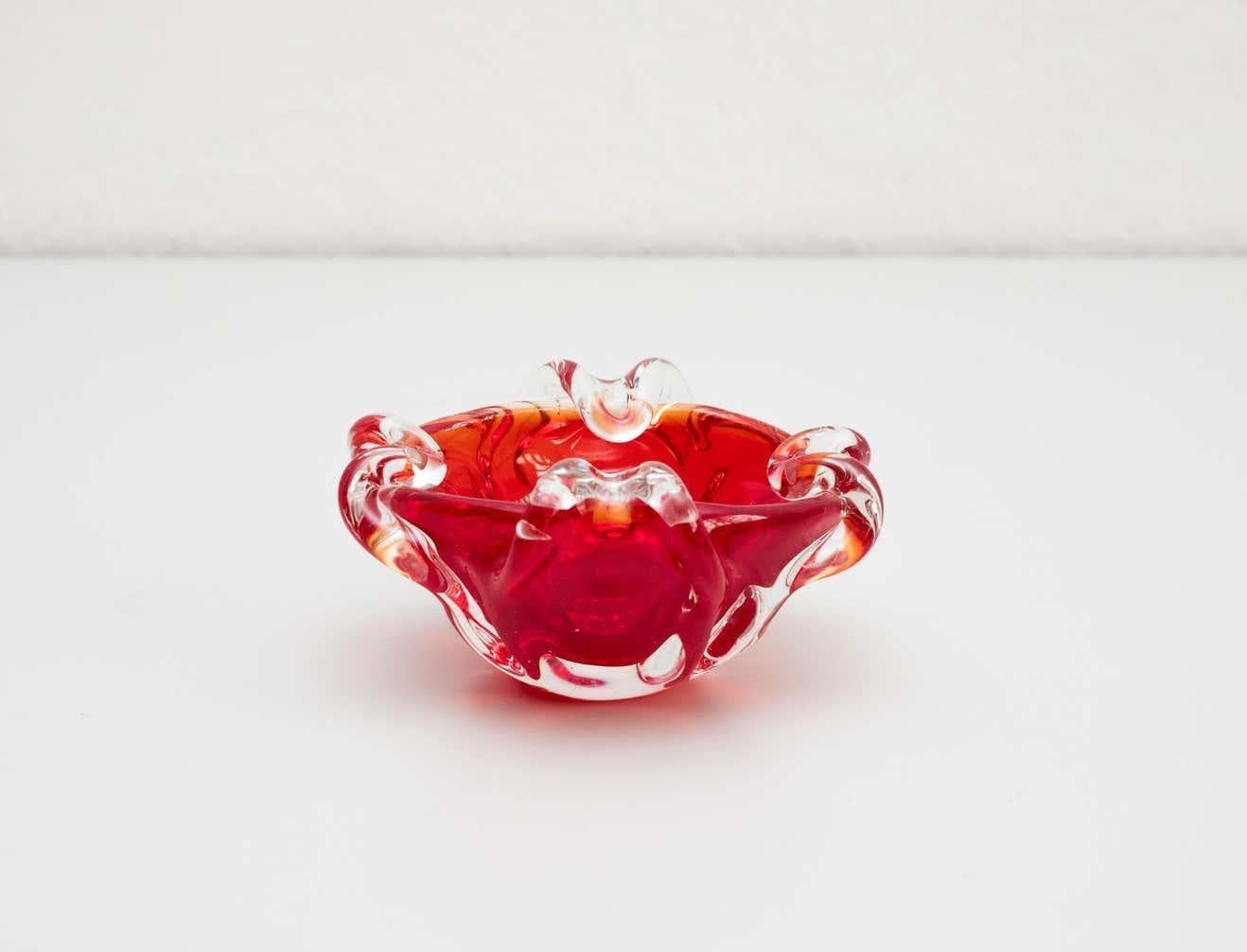 Cenicero rojo de cristal de murano, hacia 1970  Fabricado en Italia.    En su estado original, con pequeños desgastes propios de la edad y el uso, conserva una hermosa pátina.